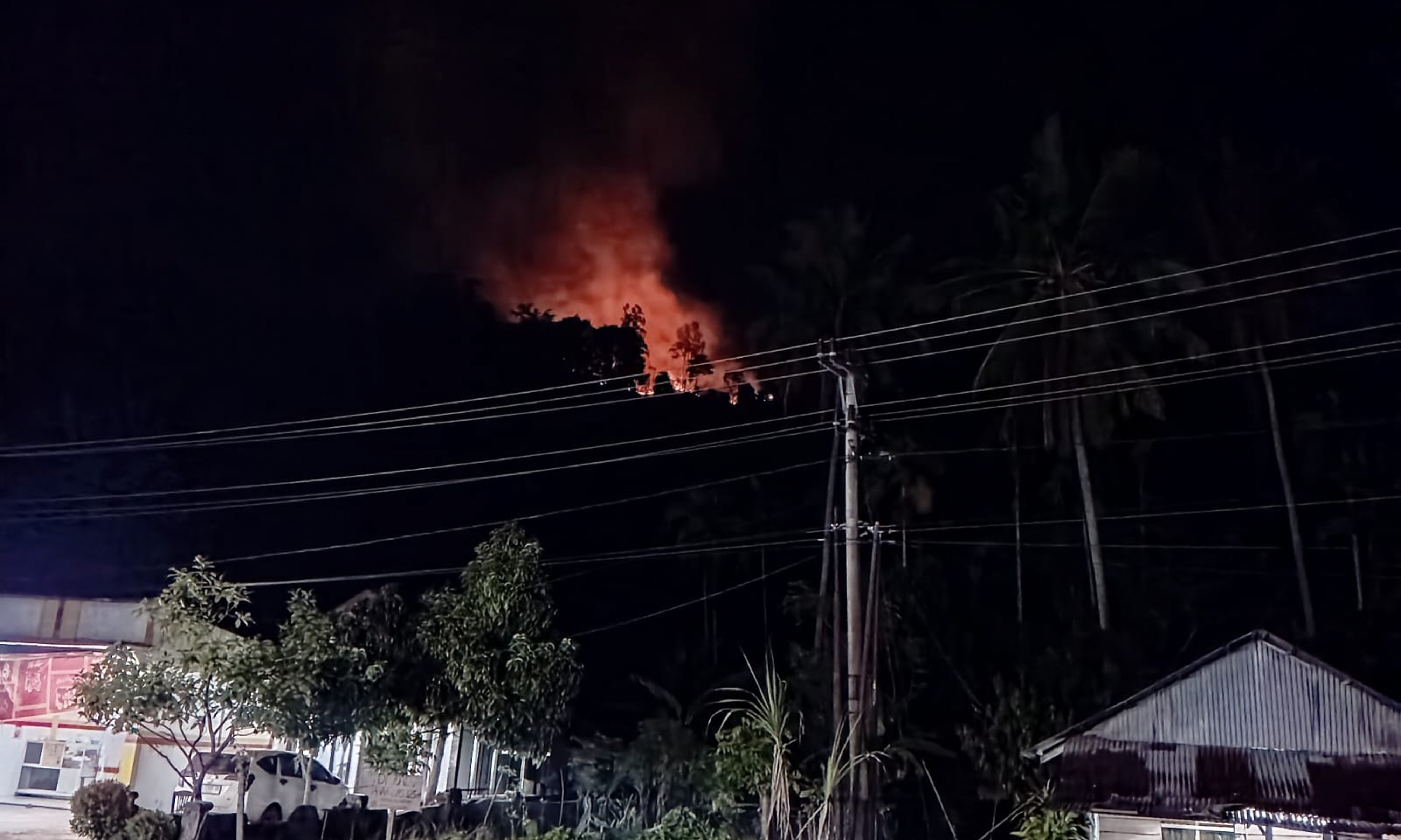 Kebakaran lahan di Sungai Nipah Pesisir Selatan, api muncul pukul 17.30 WIB. Damkar siagakan 1 armada dan 8 personel, jarak 100 meter dari rumah warga.