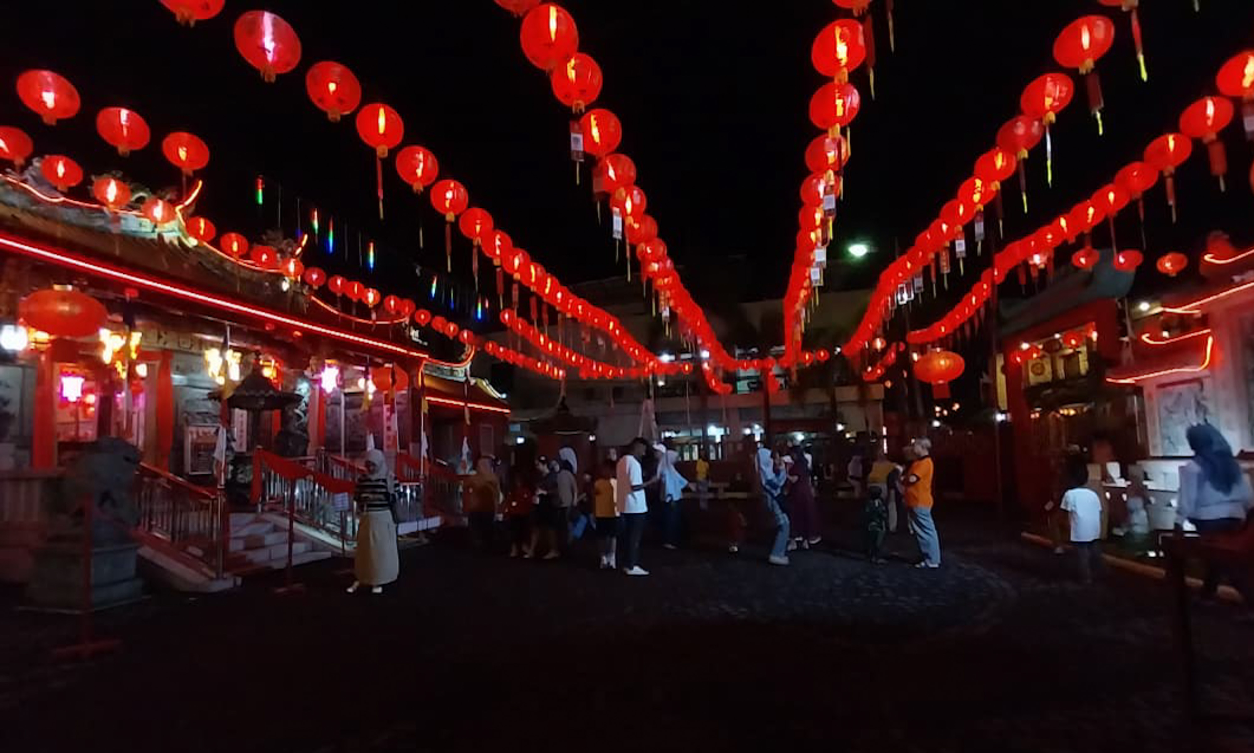 Ribuan lampion merah-hijau hiasi Kota Tua Padang saat Imlek 2577 berdekatan Ramadan 1447 H, simbol harmoni dan penguatan UMKM. (F: Mengki Kurniawan/Padeks)