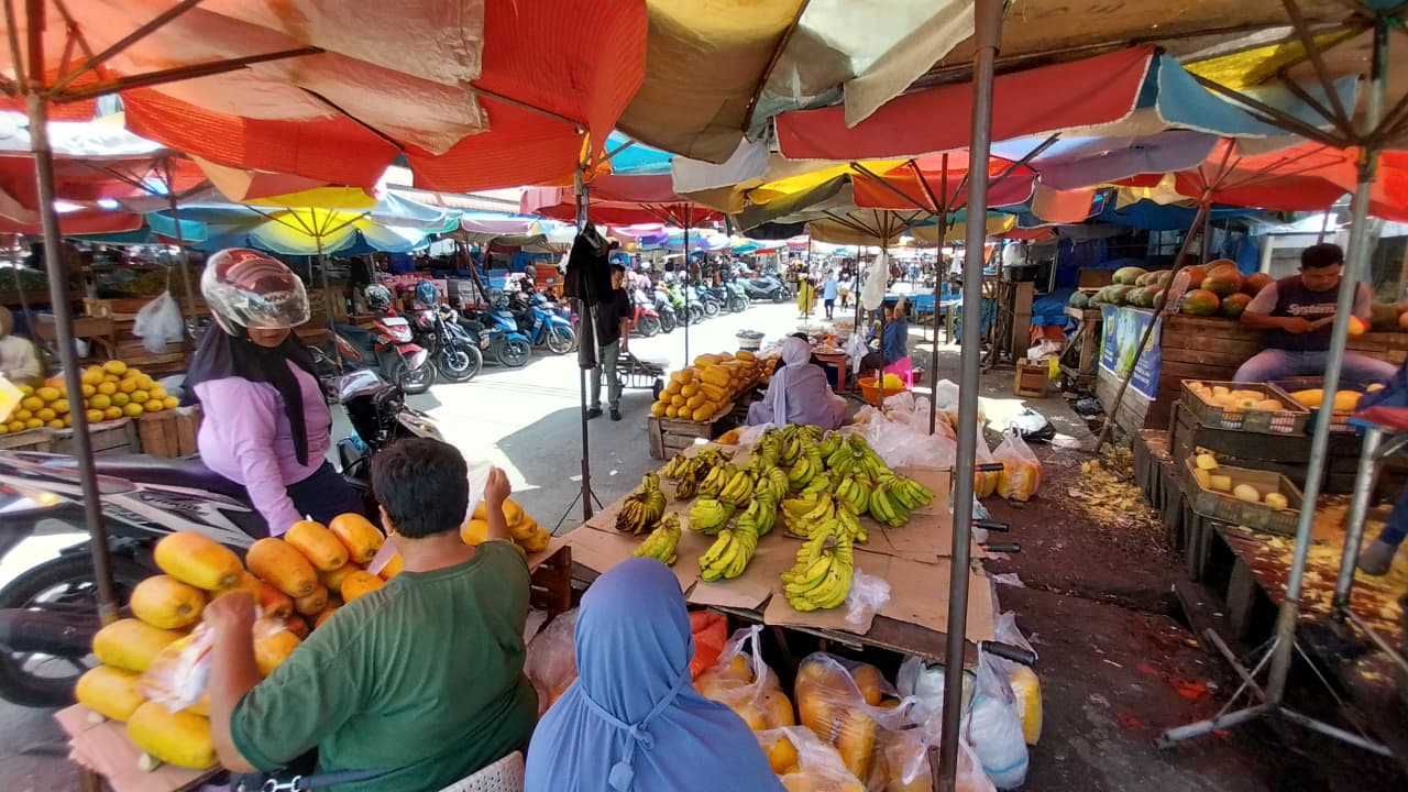 Hari kedua Ramadhan 2026, Pasar Raya Padang terpantau normal. Lalu lintas lancar, pedagang belum rasakan lonjakan pembeli.