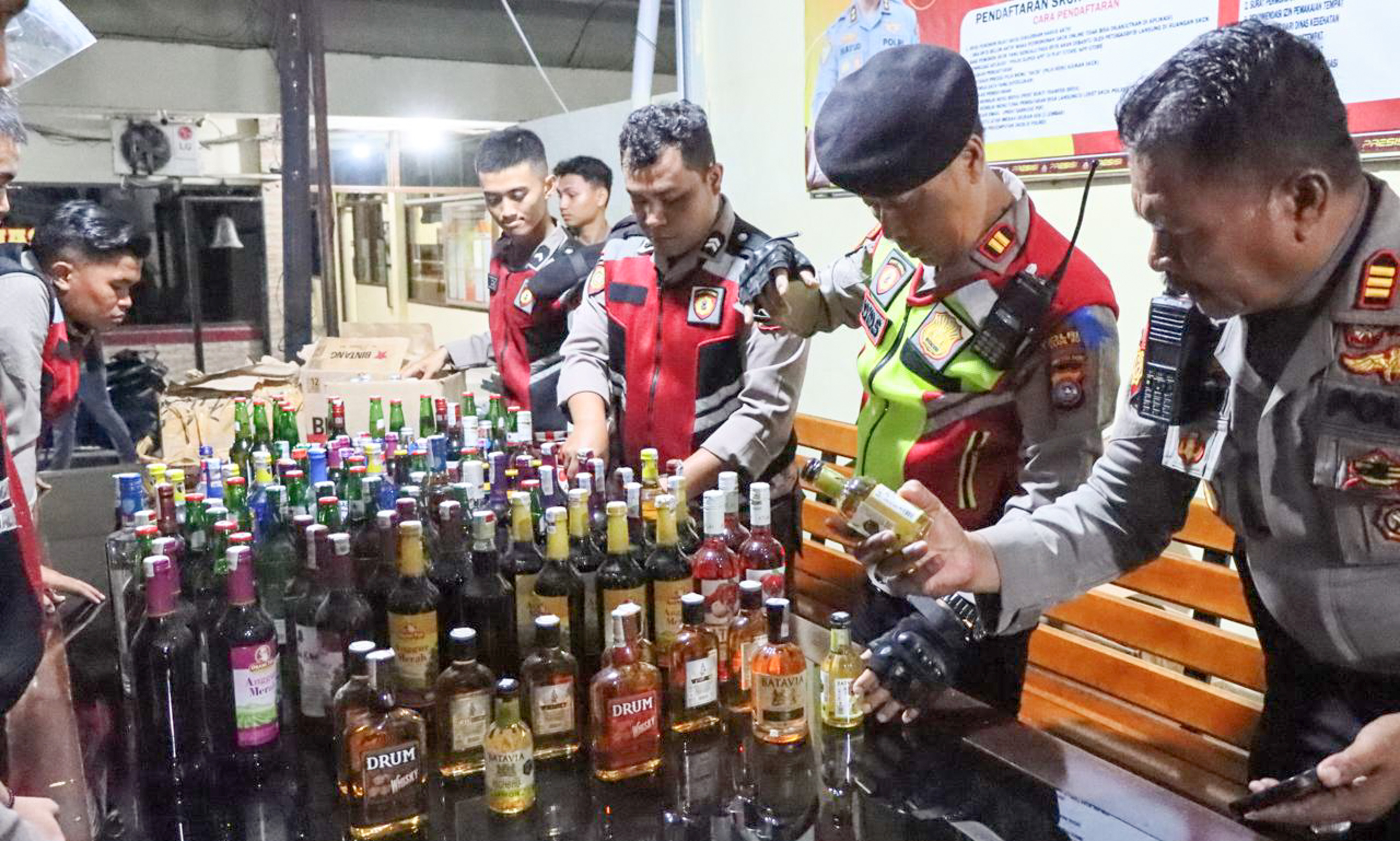 Operasi Pekat Singgalang 2026 di Solok Kota sita ratusan botol miras ilegal tanpa izin. Polisi tegaskan penindakan berkelanjutan demi keamanan.