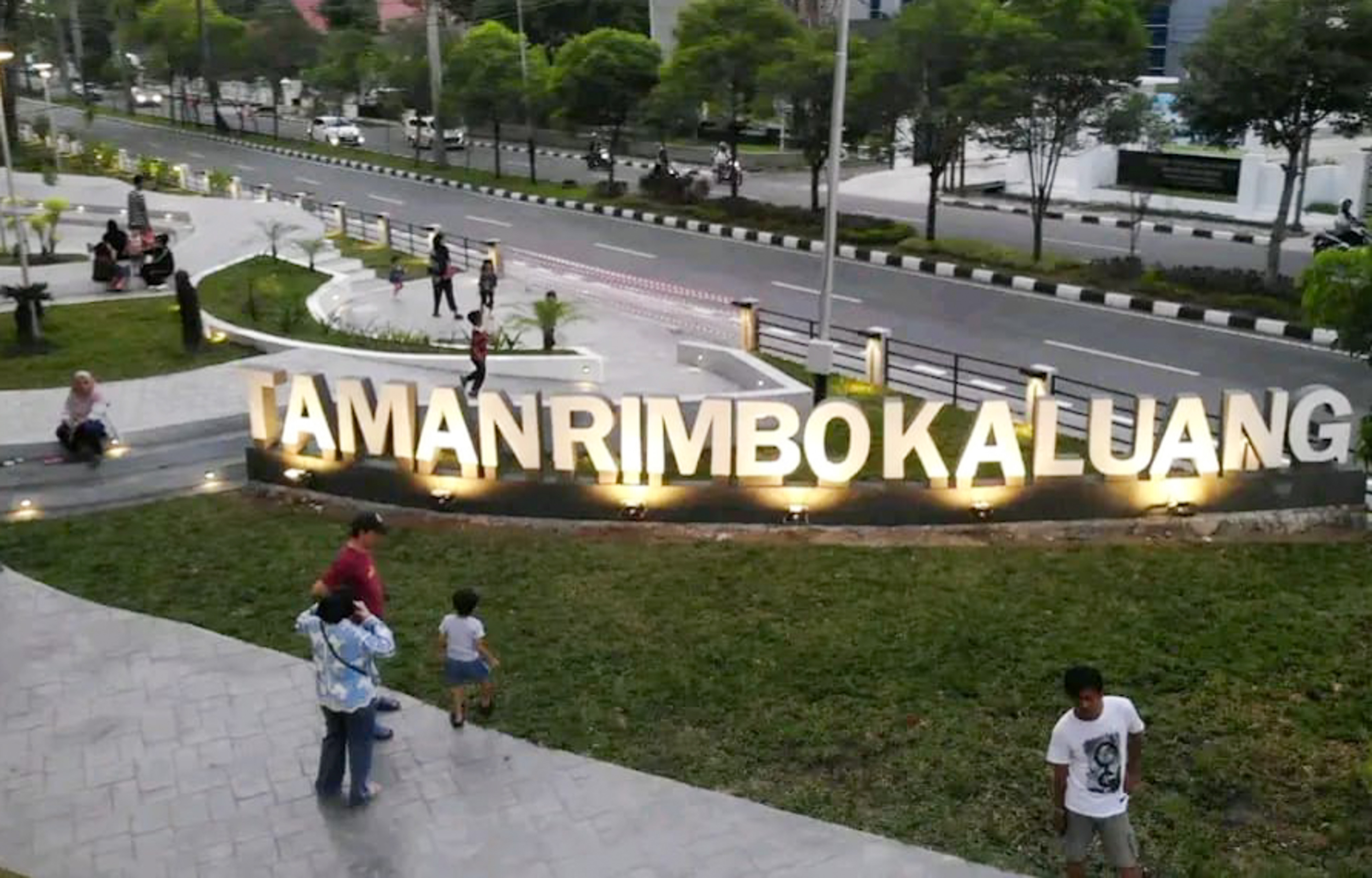 Satpol PP Padang tetapkan jam operasional taman 06.00&ndash;24.00 WIB. PKL dan parkir liar dilarang sesuai Perda 1 Tahun 2025.
