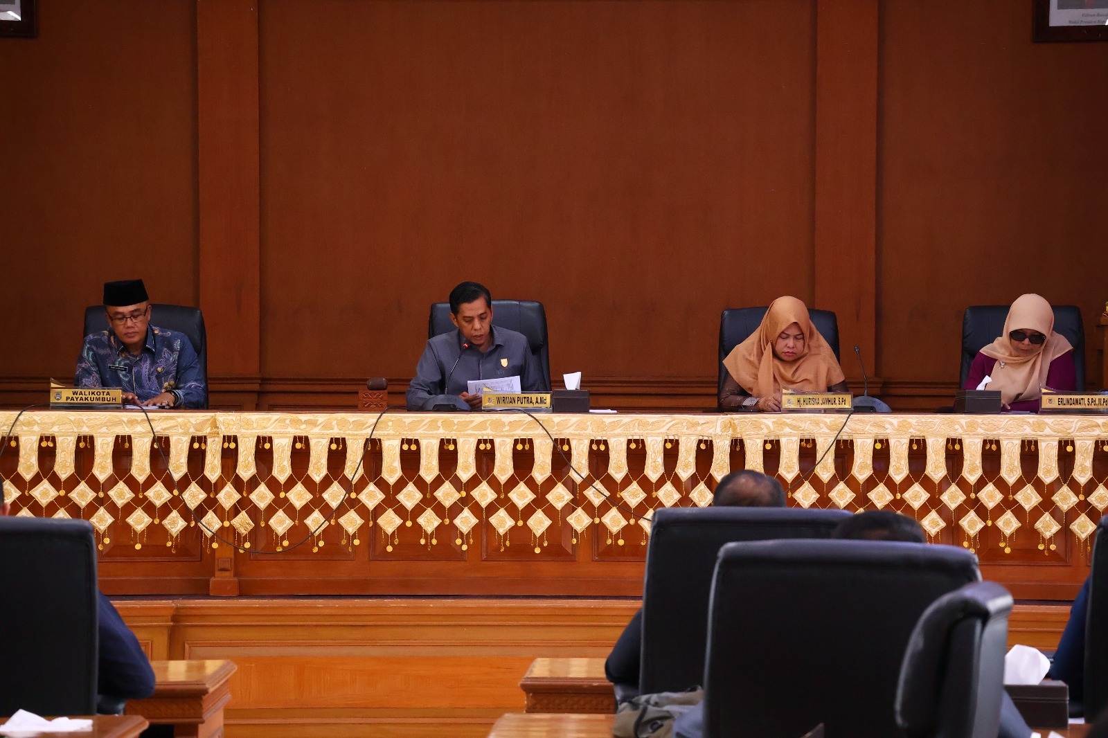 Sekko Payakumbuh Rida Ananda mengikuti sidang paripurna bersama pimpinan DPRD Kota Payakumbuh, Kamis (19/2).