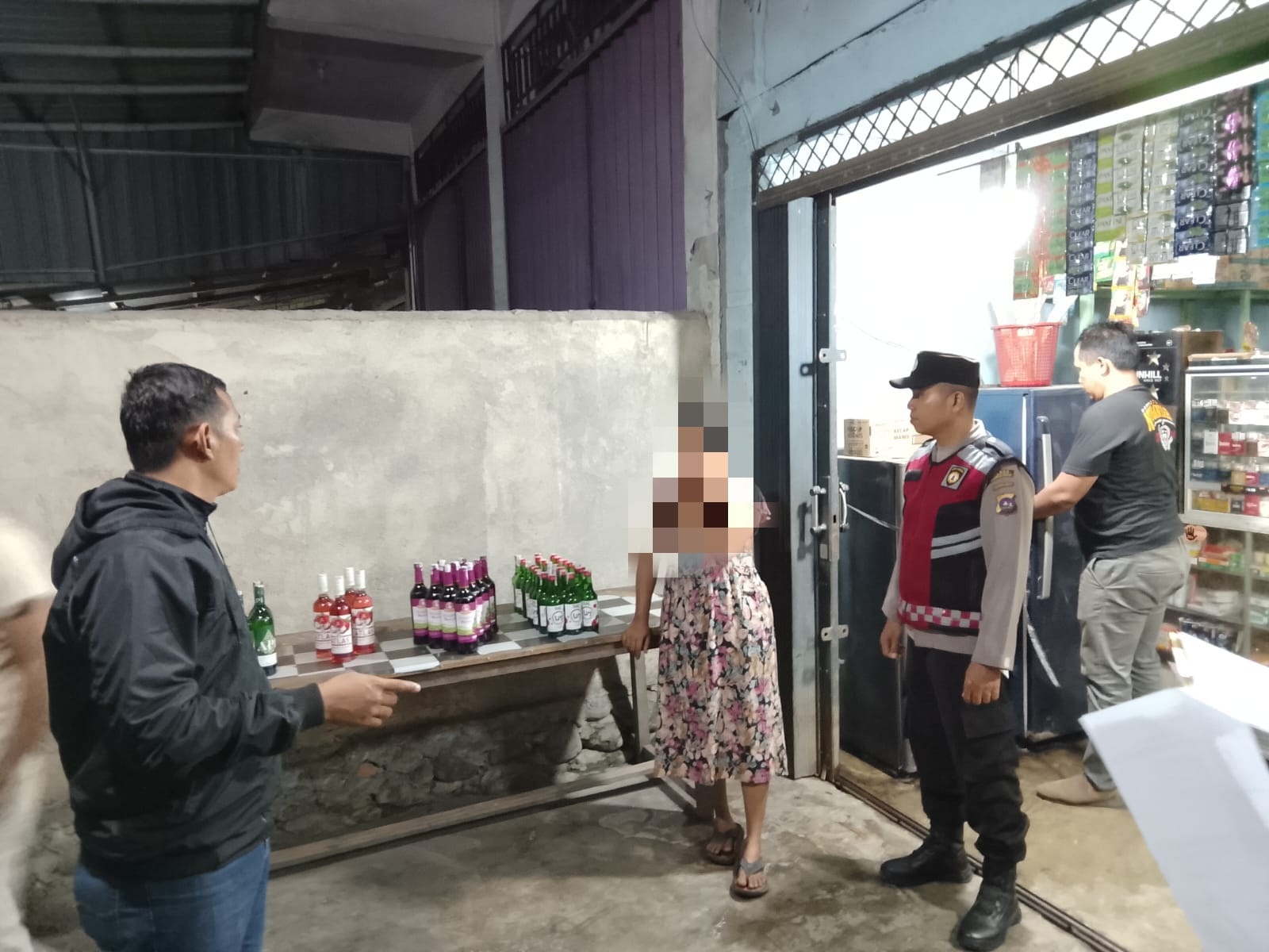 Petugas Polsek Pasaman menyita puluhan botol minuman keras di Nagari Kotobaru, Kecamatan Luhak Nan Duo, Kabupaten Pasaman Barat, Kamis (19/2).