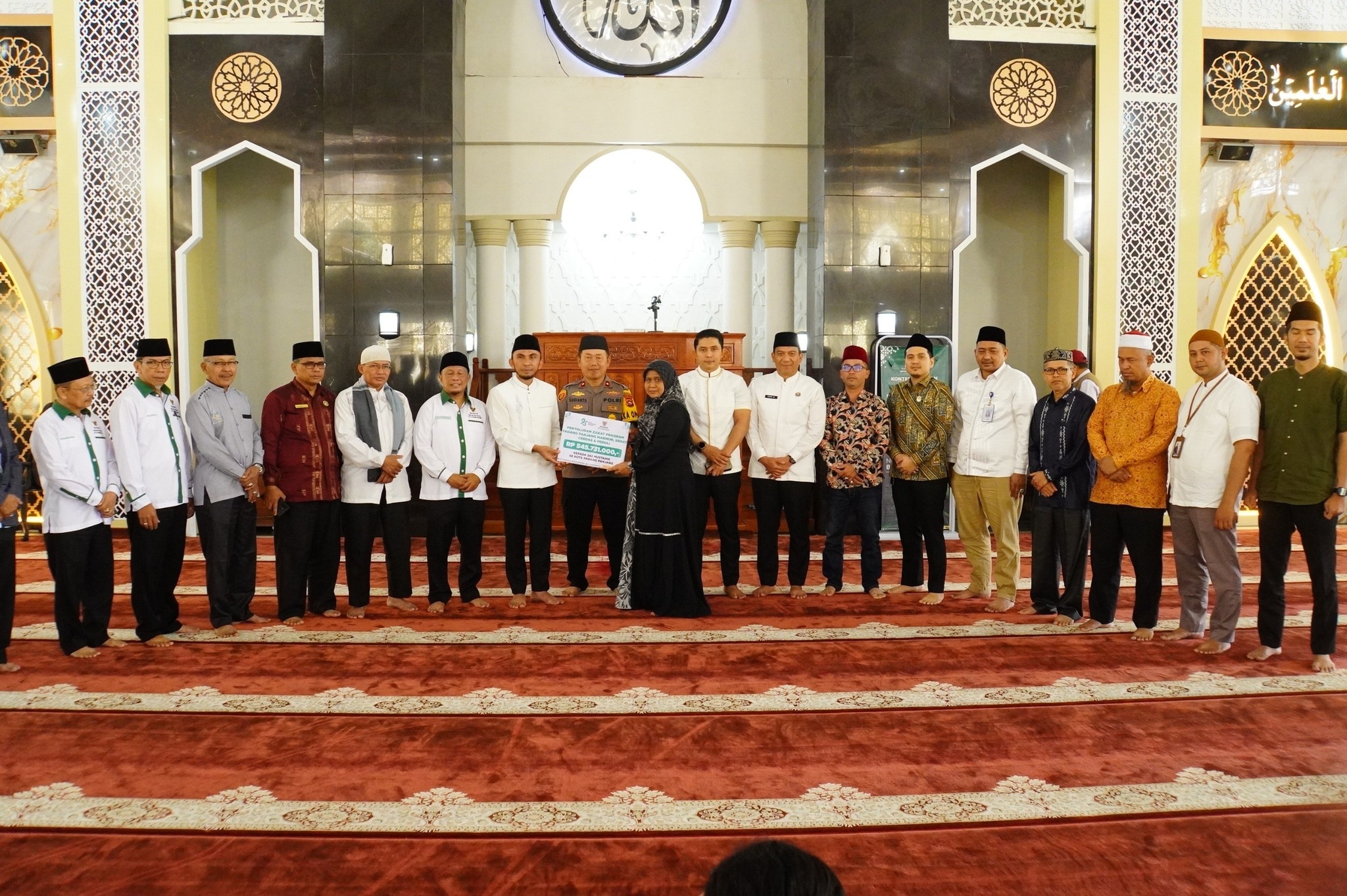 Wakil Wali Kota Padangpanjang Allex Saputra menyerahkan secara simbolis zakat dari Baznas kepada mustahik di Masjid Agung Manarul &lsquo;Ilmi Islamic Centre, kemarin.