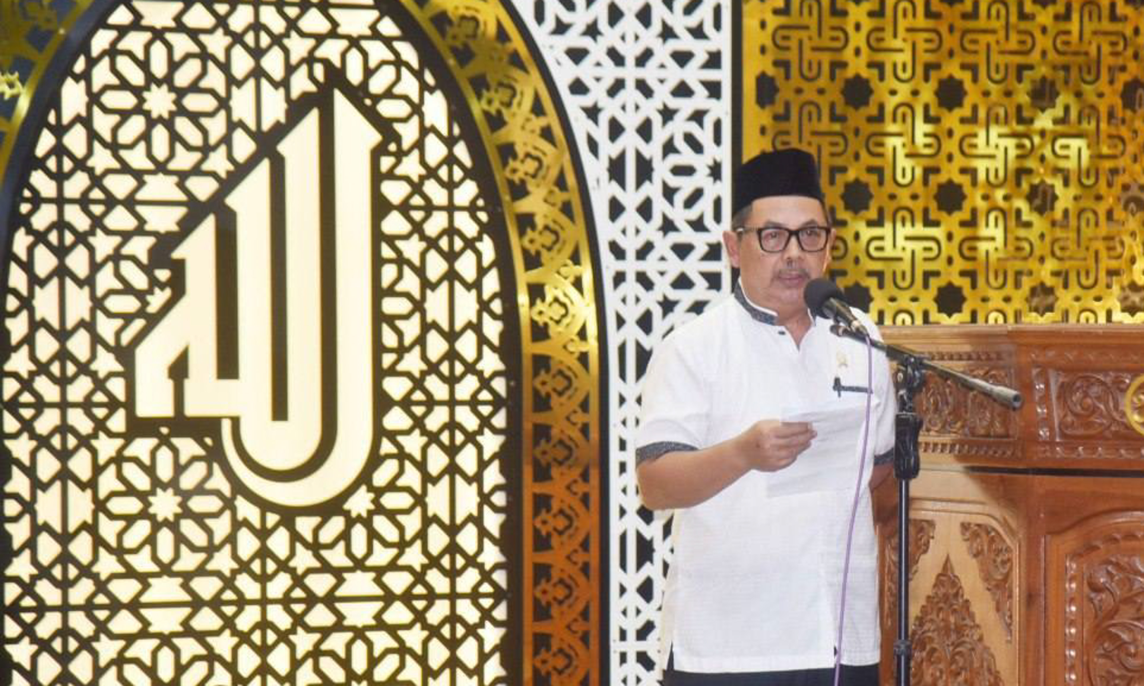 Ketua Tim 9 TSR Pemprov Sumbar yang juga Ketua Pengadilan Tinggi Padang, Budi Santoso di Masjid Raya Kampung Baru, Desa Kampung Baru, Kecamatan Pariaman Tengah, Jumat malam (20/2/2026).