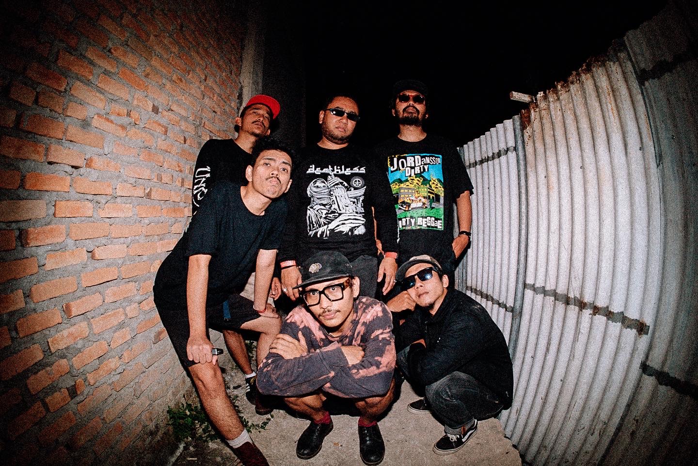 Personel band dirty reggae asal Sumbar, Jordansson (belakang ki-ka) Sendy, Bojher, Cikal. (depan ki-ka) Abid, Pii, Komeng.