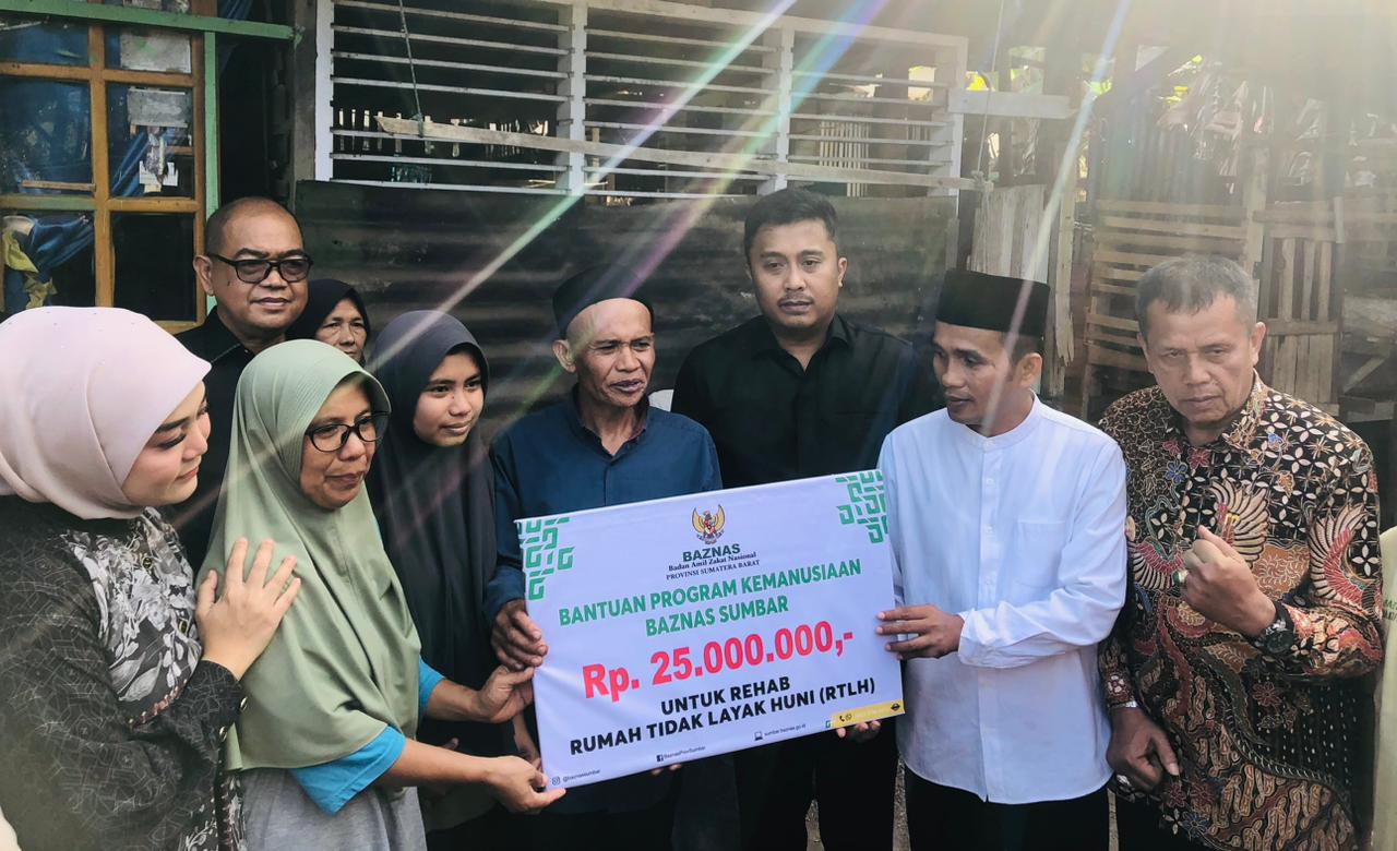 Penyerahan bantuan rehabilitasi rumah tidak layak huni melalui program RTLH Baznas Sumbar senilai Rp25 juta serta paket sembako.