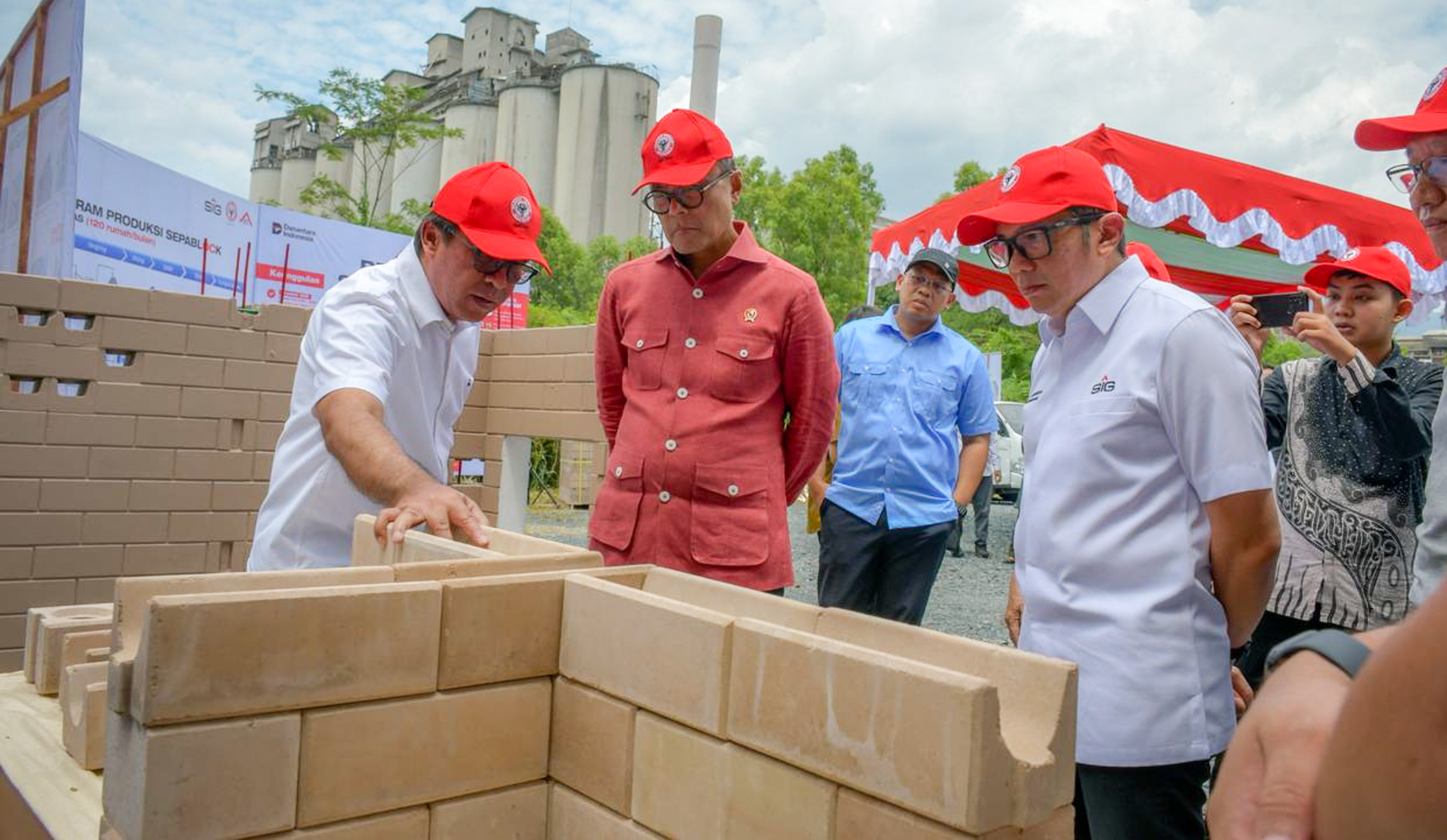 Direktur Utama PT Semen Padang Pri Gustari Akbar, menjelaskan penggunaan sepablock kepada Chief Operating Officer Badan Pengelola Investasi (BPI) Danantara, Dony Oskaria.
