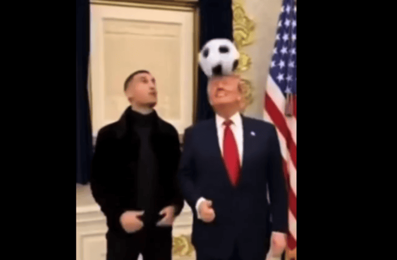 Cuplikan video TikTok Donald Trump memperlihatkan dirinya bersama Cristiano Ronaldo bermain bola di akhir unggahan.(Tangkapan layar video Tiktok @realdonaldtrump)