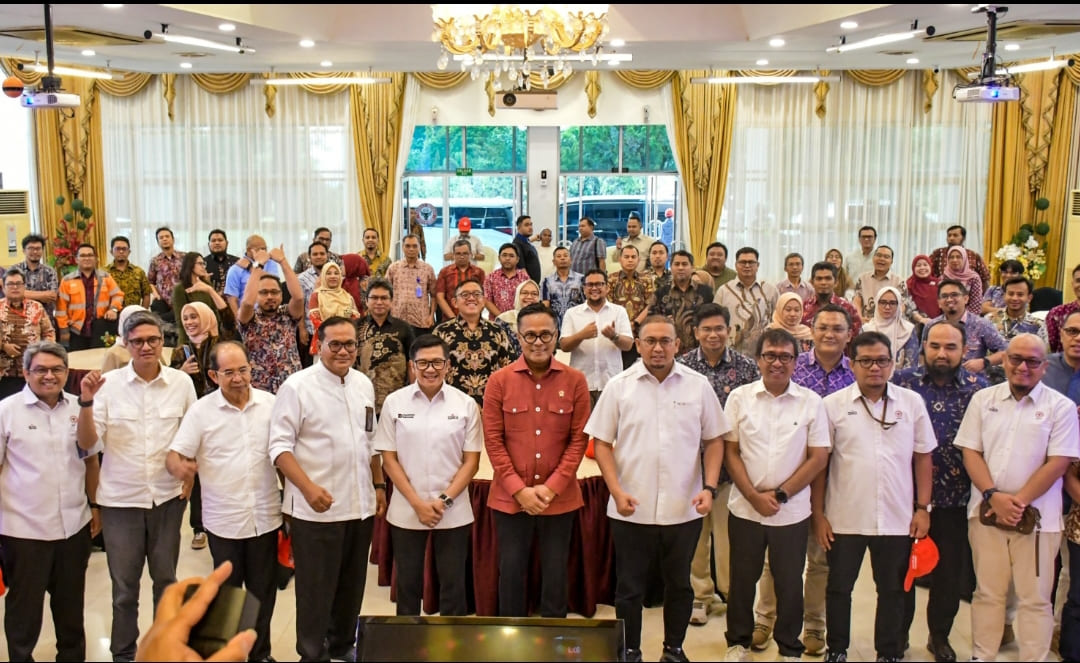 Dony Oskaria, COO Danantara, bersama jajaran direksi, komisaris, dan staf PT Semen Padang saat kunjungan kerja, memberikan apresiasi atas kontribusi perusahaan terhadap Sumatera Barat.(Foto: Humas)