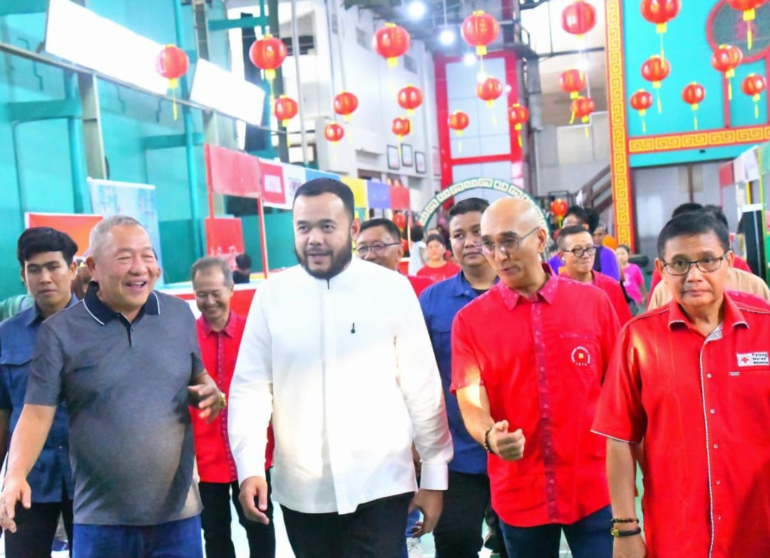 Wali Kota Padang Fadly Amran bersama Ketua HBT Tuako Andreas Sofiandi saat pembukaan Bazar HBT&ndash;WHBT 2026.(Foto: Prokopim Pemko)