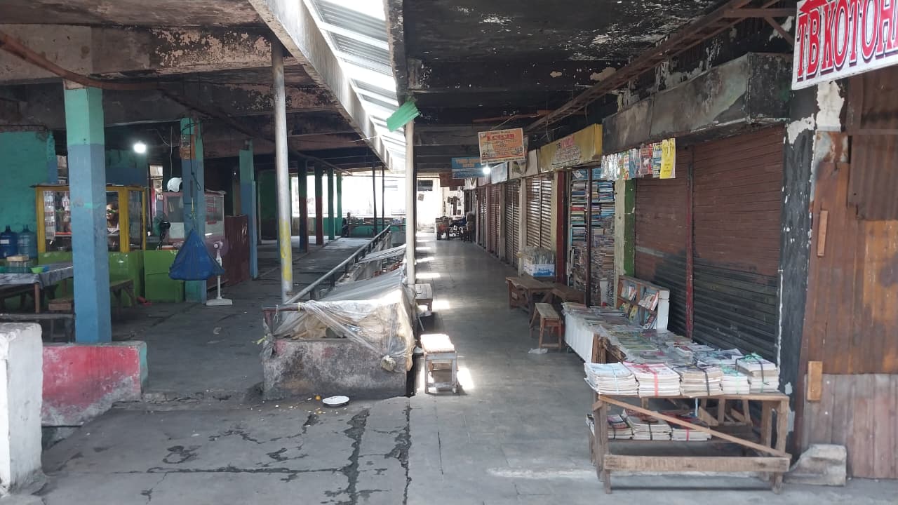 Kondisi terkini di kawasan Padang Teater Pasar Raya Padang yang sepi dan terbengkalai, Jumat (20/2).