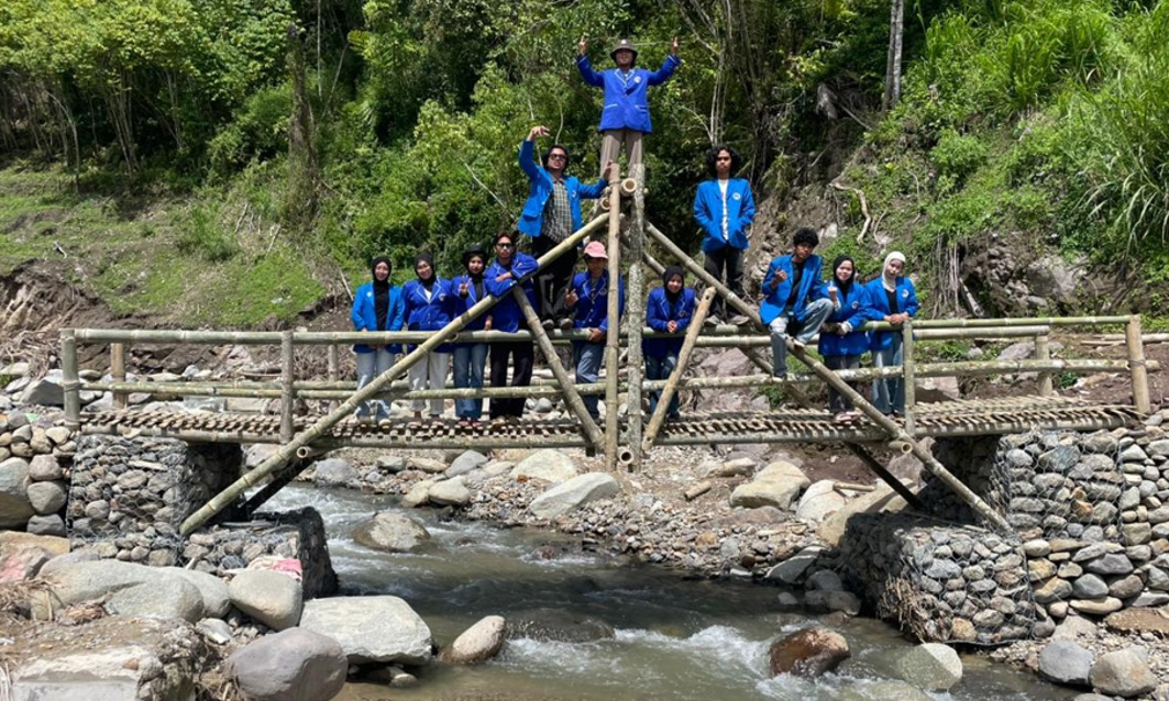 Mahasiswa ISI Padangpanjang bangun 6 jembatan tani di Sungai Landia Agam untuk pulihkan akses pertanian pascabanjir 2025.