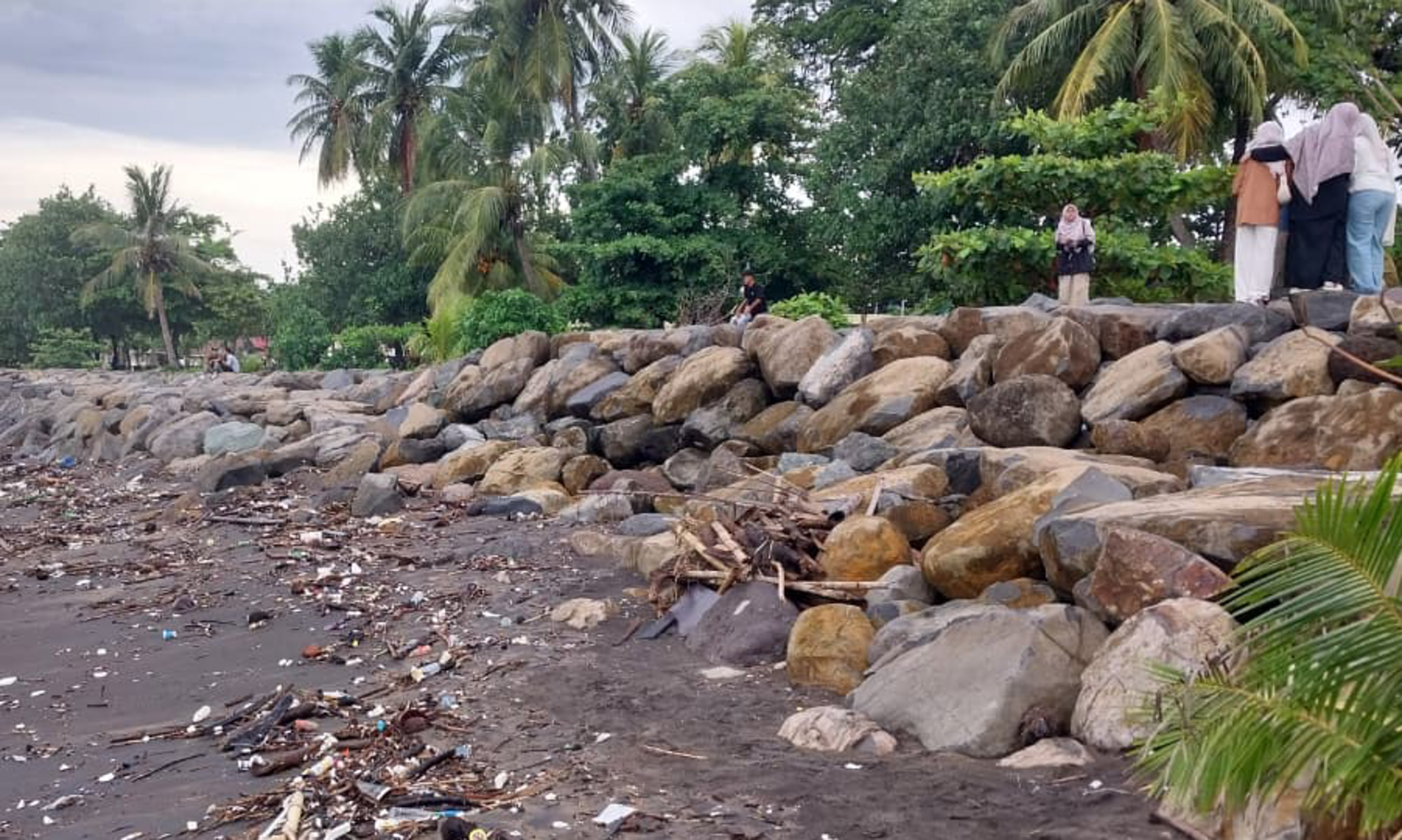 Sampah di Pantai Padang mengganggu wisata Masjid Al-Hakim, pemerintah harus membersihkannya secara rutin. (Mengki Kurniawan/Padeks)