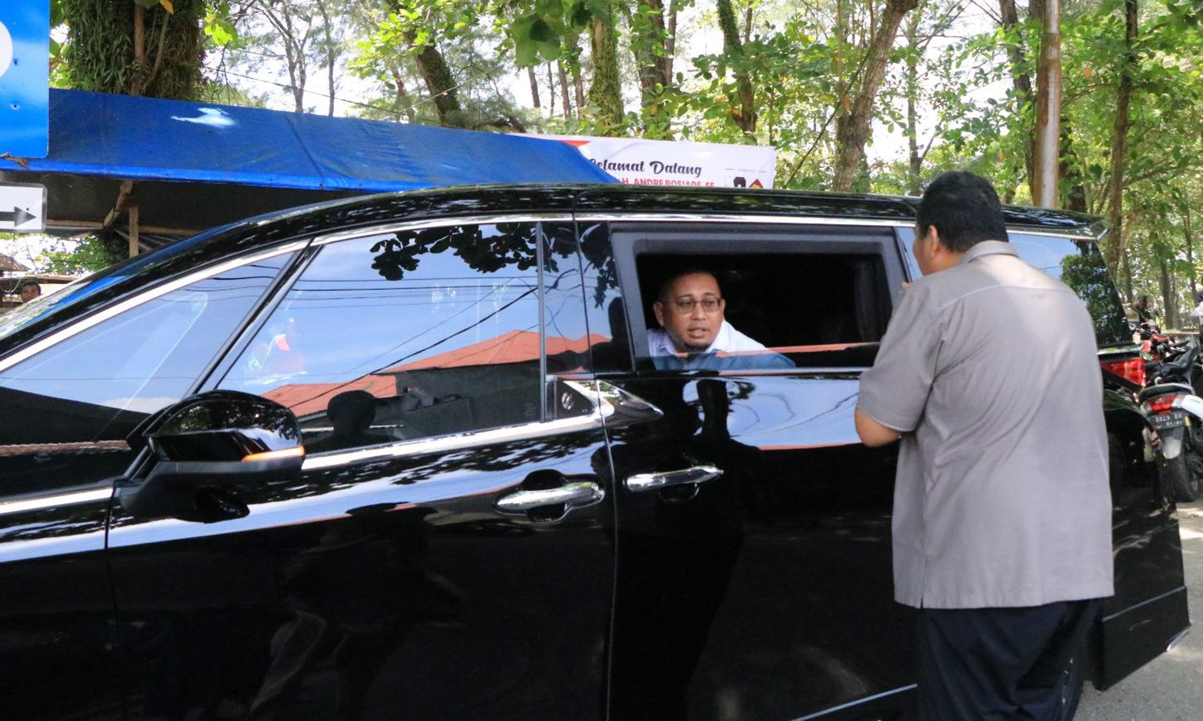 Andre Rosiade bagikan 1.500 paket sembako di Pariaman, Sabtu (21/2/2026). Wali Kota Yota Balad apresiasi dukungan untuk warga.