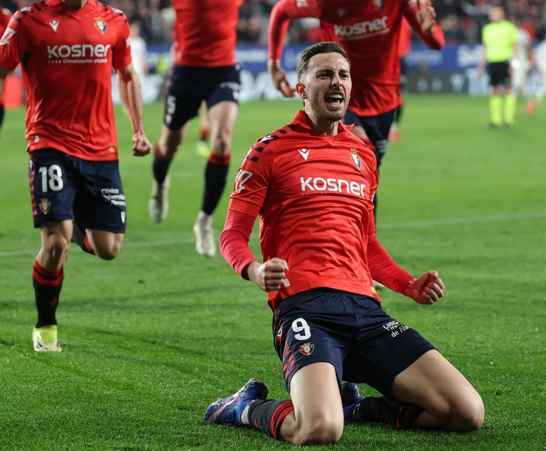 Raul Garc&iacute;a de Haro selebrasi gol menit 90 bawa Osasuna kalahkan Real Madrid 2-1 di El Sadar.(Foto: IG @caosasuna)
