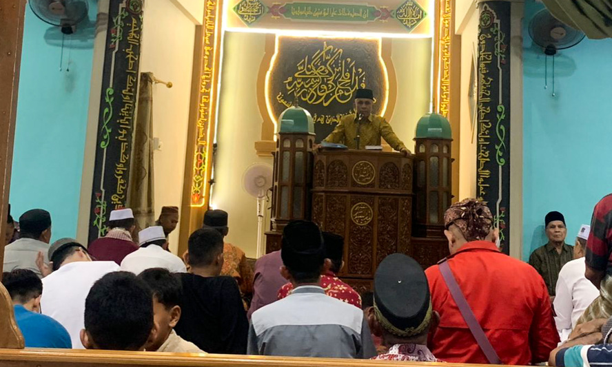 Jamaah Masjid Darussalam Gelanggang Betung keluhkan lampu jalan padam ke Tim 14 Safari Ramadhan DPRD Kota Solok, 4.133 titik terdampak. (Foto: Dila Kartika/Padeks)