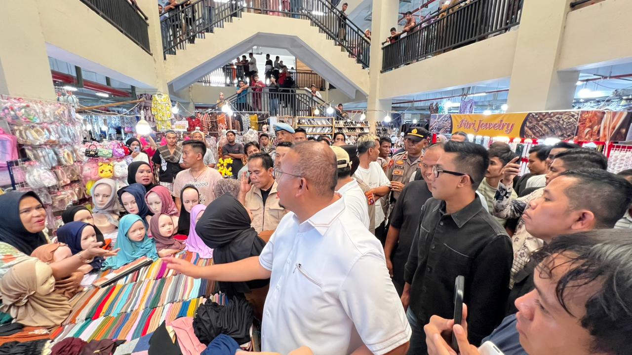 Anggota DPR RI, Andre Rosiade dan Fraksi Gerindra DPRD Kota Padang sambangi Pasar Raya Fase VII menindaklanjuti keluhan para pedagang, Sabtu (21/2/2026).