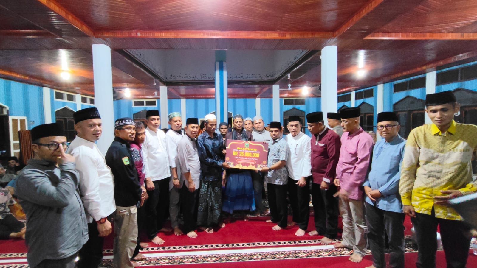 Tim Safari Ramadan yang dipimpin Wakil Bupati Solok, Candra, mengunjungi Jorong Lubuk Tareh, Nagari Garabakdata, Kecamatan Tigo Lurah.