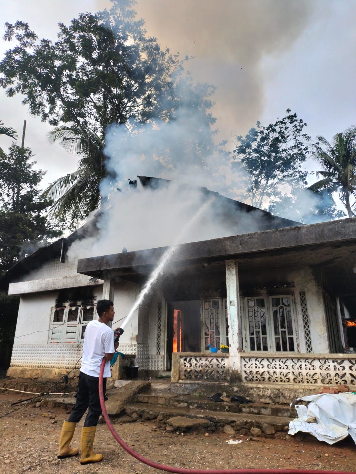 Satu unit rumah milik warga di Jorong Banjaranah, Nagari Pangkalan, Kecamatan Pangkalan Koto Baru, Kabupaten Limapuluh Kota, terbakar pada Minggu (22/2) pagi.