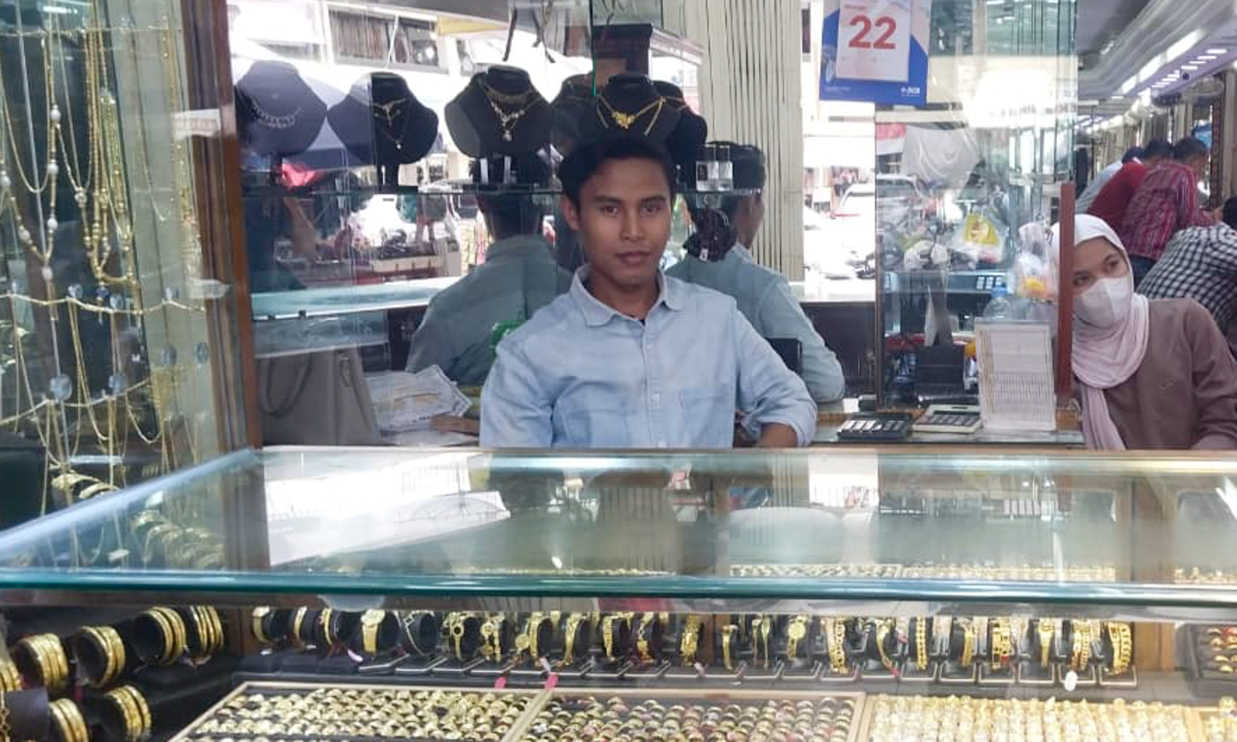 Penurunan harga terlihat di Toko Emas Sumbar Riau yang menjadi salah satu rujukan masyarakat dalam bertransaksi logam mulia.