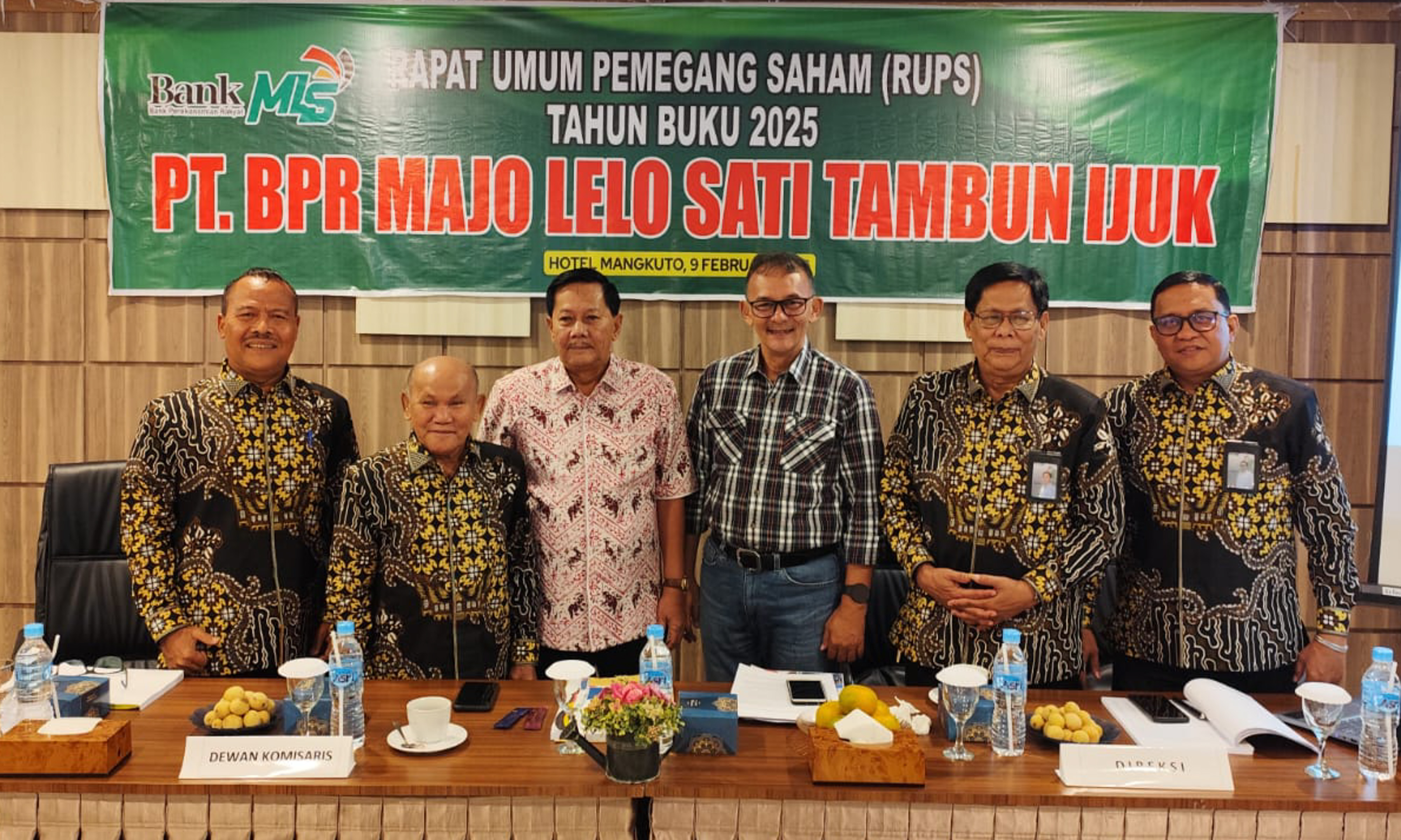 Dewan Komisaris, Dewan Direksi dan pemegang saham pengendali foto bersama setelah RUPS tahun buku 2025.