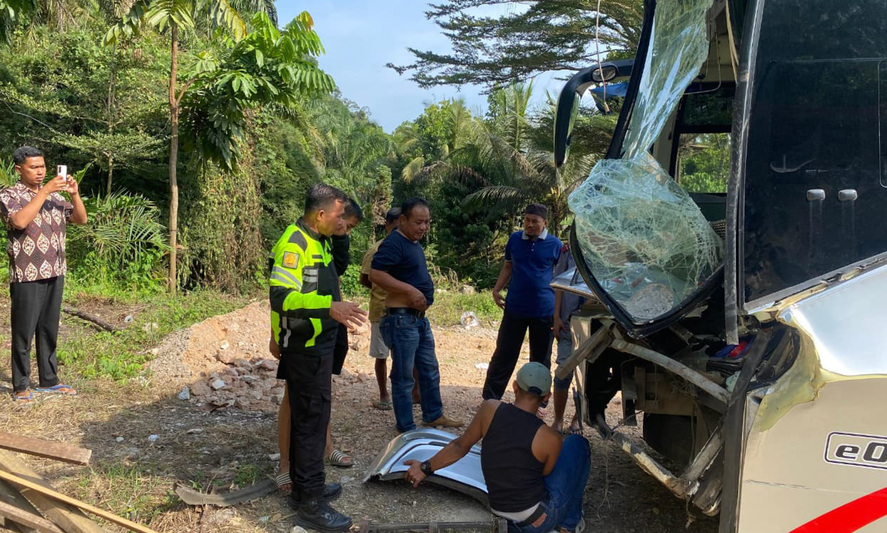 Kecelakaan antara bus Palala dan truk batu bara terjadi di Jalinsum, tepatnya di Nagari Tanjung Lolo, Kecamatan Tanjung Gadang, Kabupaten Sijunjung, Minggu (22/2/2026).