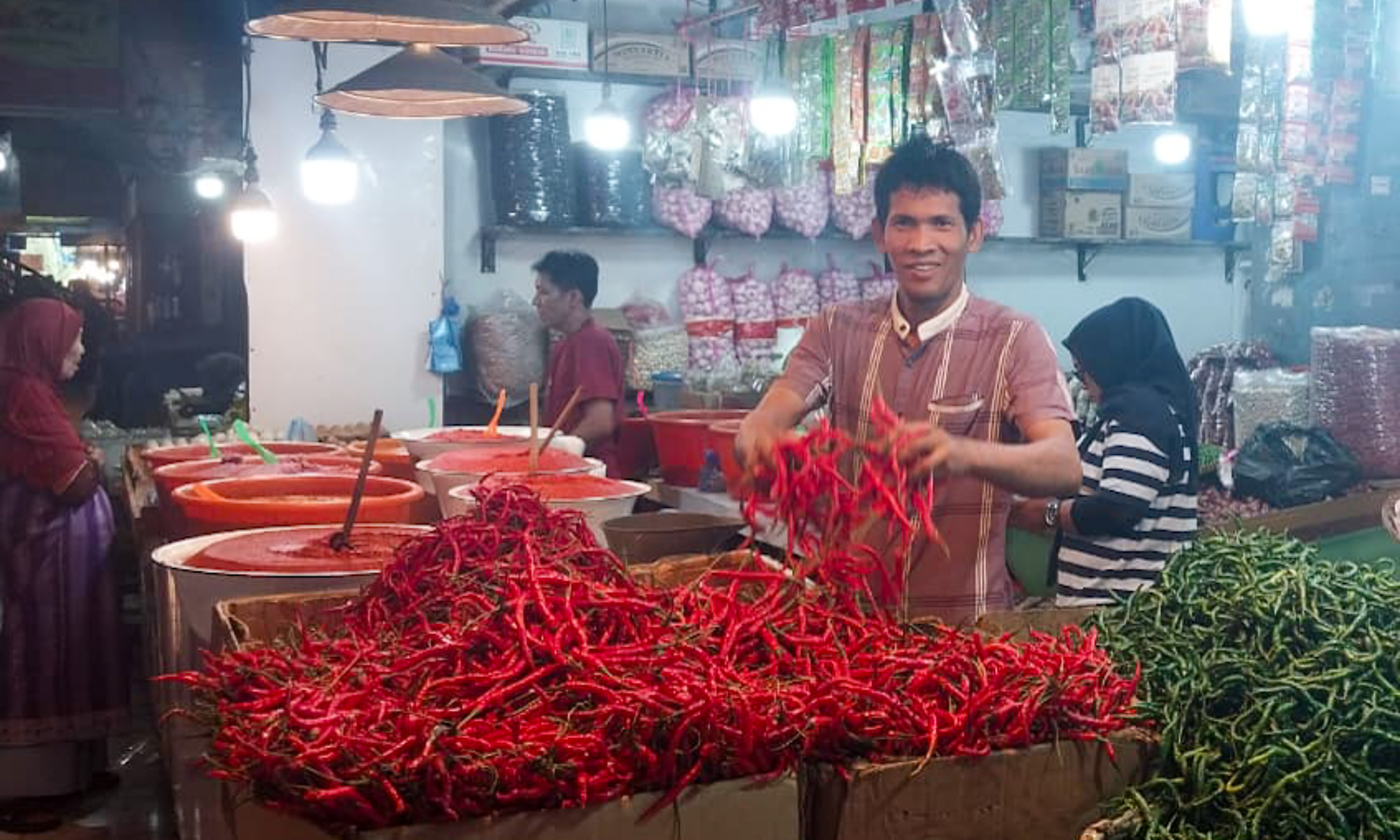Rois (33), pedagang cabai di Pasar Raya Padang, mengatakan fluktuasi harga terasa sejak awal Ramadhan.