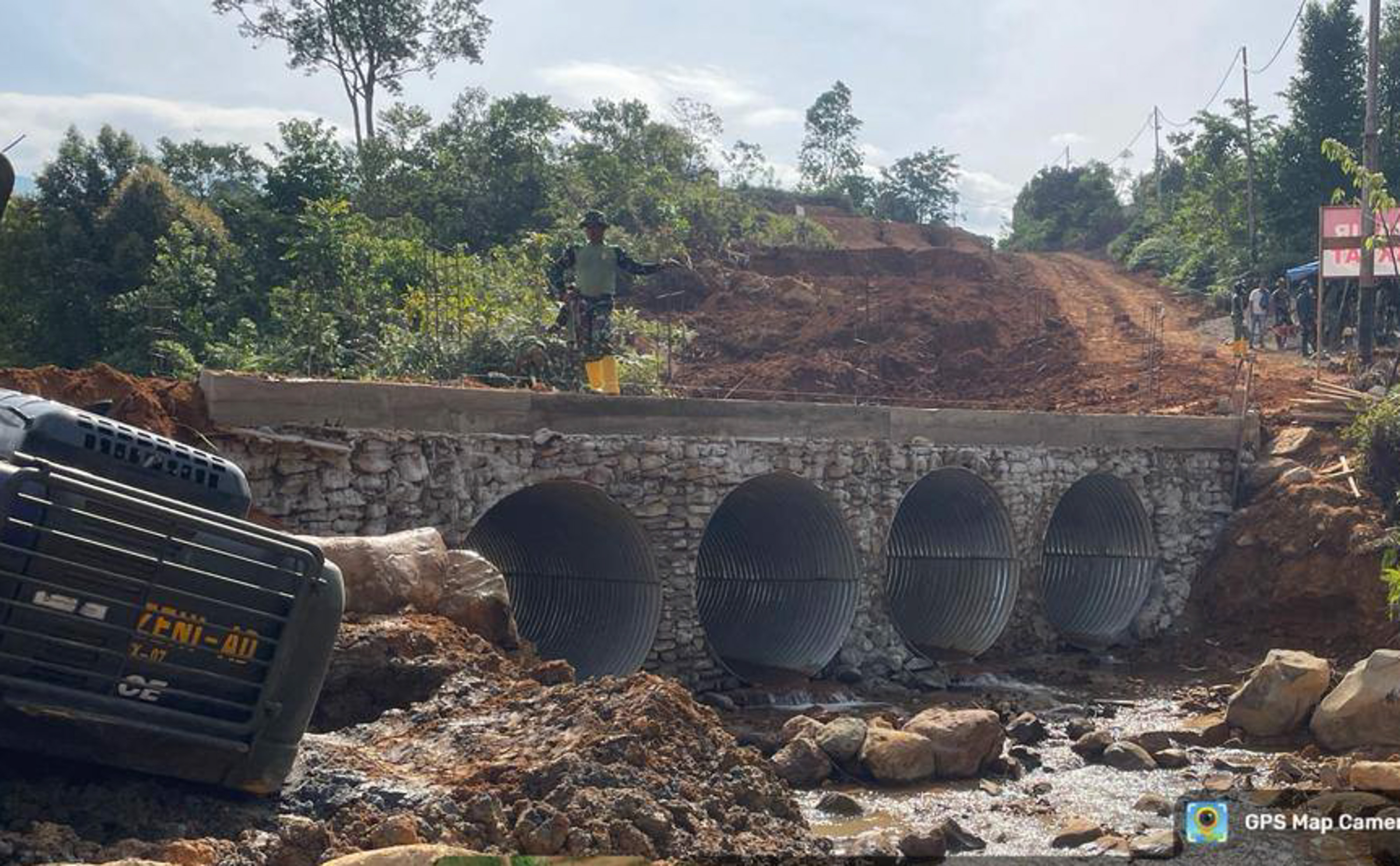 Jembatan armco yang dibangun di wilayah Kelurahan Lambung Bukit, Kecamatan Pauh.