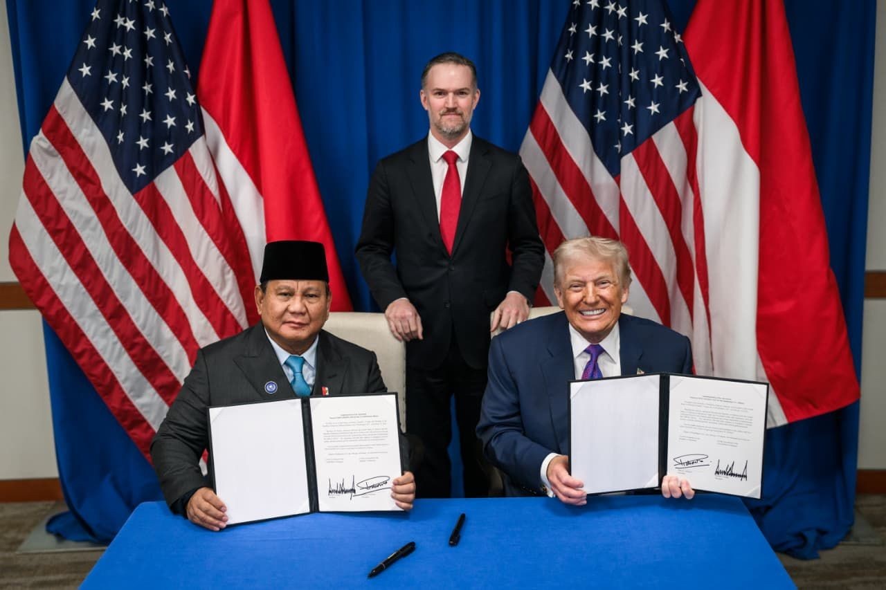 PELUANG KURANGI TEKANAN: Presiden Republik Indonesia Prabowo Subianto dan Presiden Amerika Serikat Donald Trump saat menandatangani perjanjian perdagangan di Washington DC, Amerika Serikat.