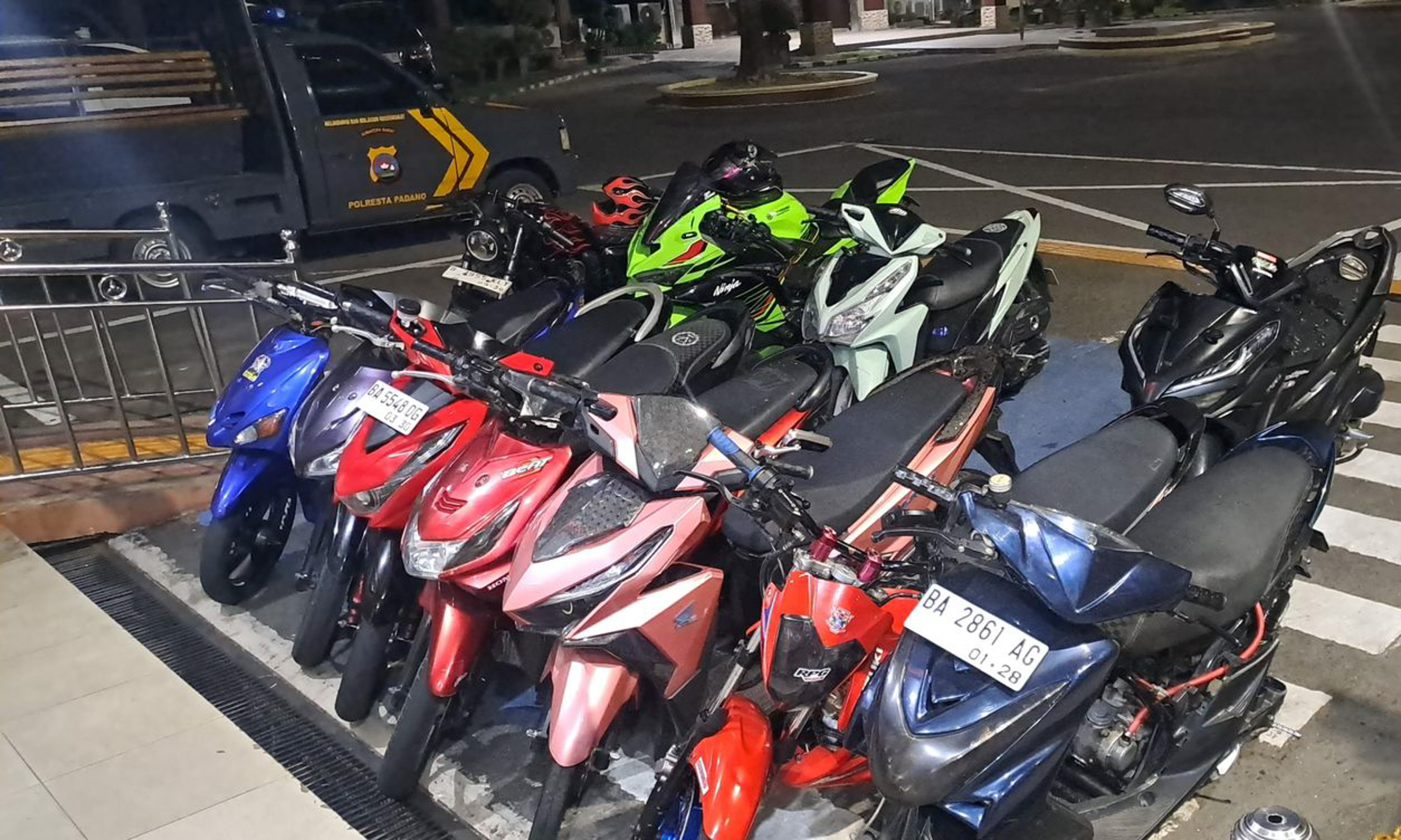 Operasi gabungan di Air Manis, Polresta Padang sita 11 motor knalpot brong pelaku balap liar demi menjaga kondusivitas Ramadhan 1447 H.