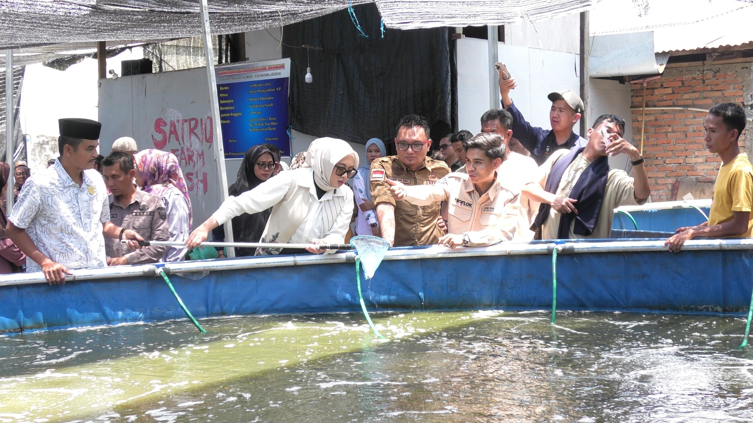 Sekkab Pasbar Doddy San Ismail mendampingi Anggota DPR RI, Cindy Monica Salsabila saat penyerahan bantuan kolam bioflok, Sabtu (21/2).