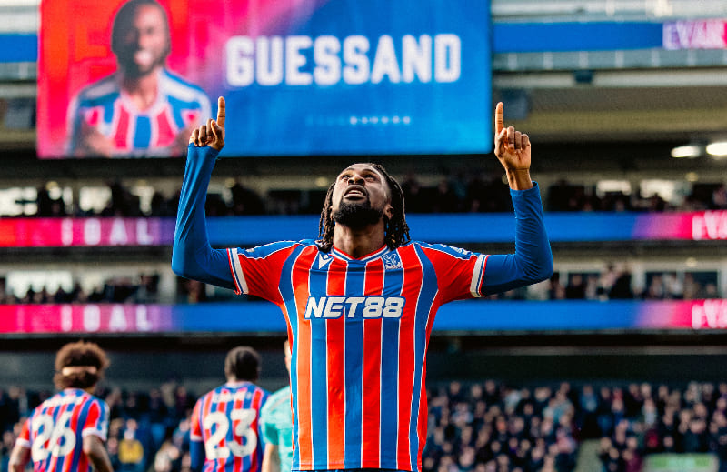 Evann Guessand merayakan gol kemenangan Crystal Palace 1-0 ke gawang Wolves pada menit ke-90 di Premier League, Minggu (22/2/2026). (Foto: X @CPFC)