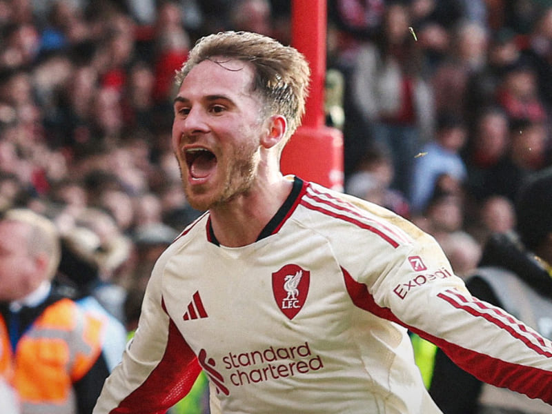 Mac Allister rayakan gol kemenangan Liverpool pada menit 90+7 melawan Nottingham Forest di City Ground, Minggu (22/2/2026). (Foto: X @premierleague)