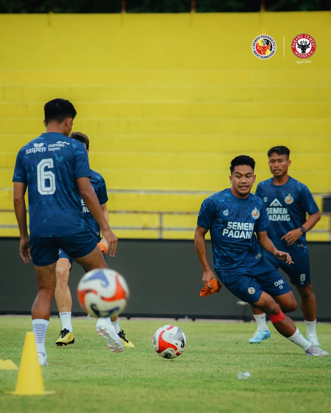 Pemain Semen Padang FC melakukan latihan sebelum menghadapi pertandingan.