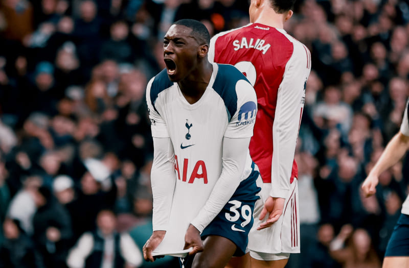 Randal Kolo Muani merayakan gol penyeimbang Spurs ke gawang Arsenal dalam derbi London Utara di Tottenham Hotspur Stadium, Minggu (22/2/2026). (Foto: X @SpursOfficial) 