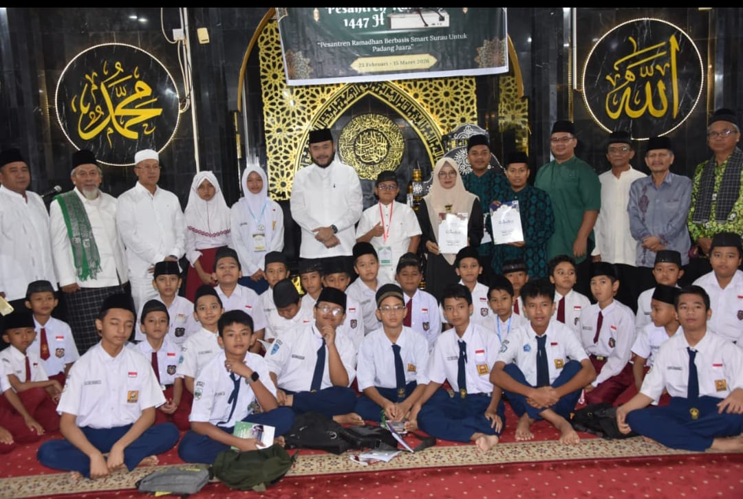 Wali Kota Padang Fadly Amran bersama para peserta Pesantren Ramadhan 1447 H dan pengurus Masjid Baitul Haadi, Padang Timur.(Foto: Prokopim)