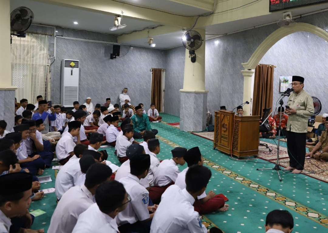 Wakil Wali Kota Padang, Maigus Nasir buka Pesantren Ramadhan berbasis Smart Surau di Masjid Al-Munawarah, Nanggalo diikuti 168 siswa SD/MI dan SMP/MTs.(Foto: Prokopim)