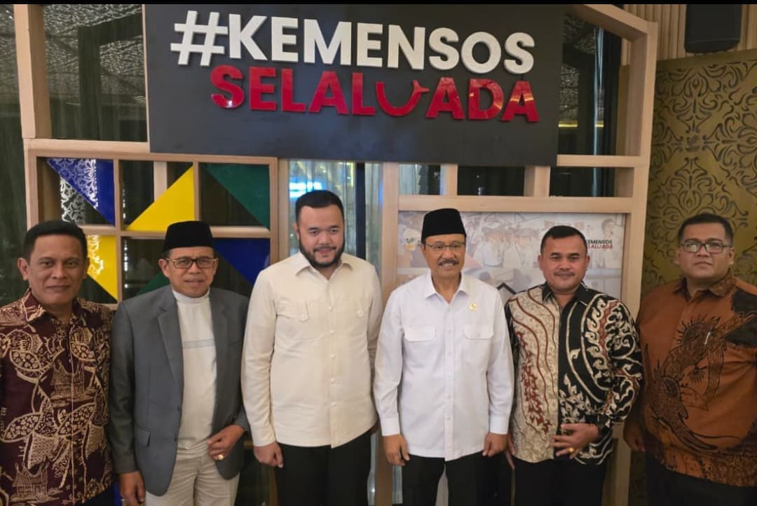 Wali Kota Padang Fadly Amran bertemu Menteri Sosial RI Saifullah Yusuf di Kantor Kementerian Sosial RI membahas pembangunan Sekolah Rakyat dan percepatan bantuan bencana.(Foto: Prokopim)