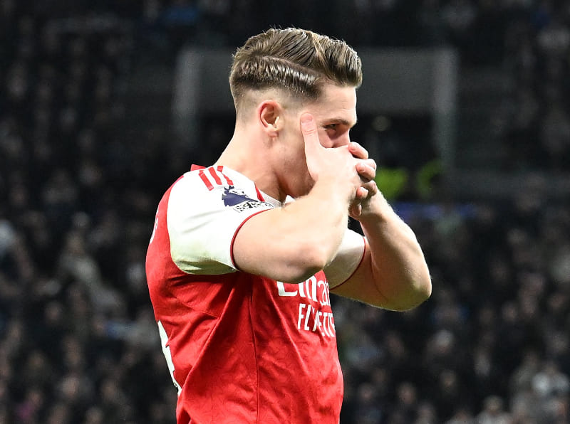 Viktor Gyokeres merayakan gol keempat Arsenal saat mengalahkan Tottenham 4-1 di Tottenham Hotspur Stadium, Minggu (22/2/2026). (Foto: X @premierleague)