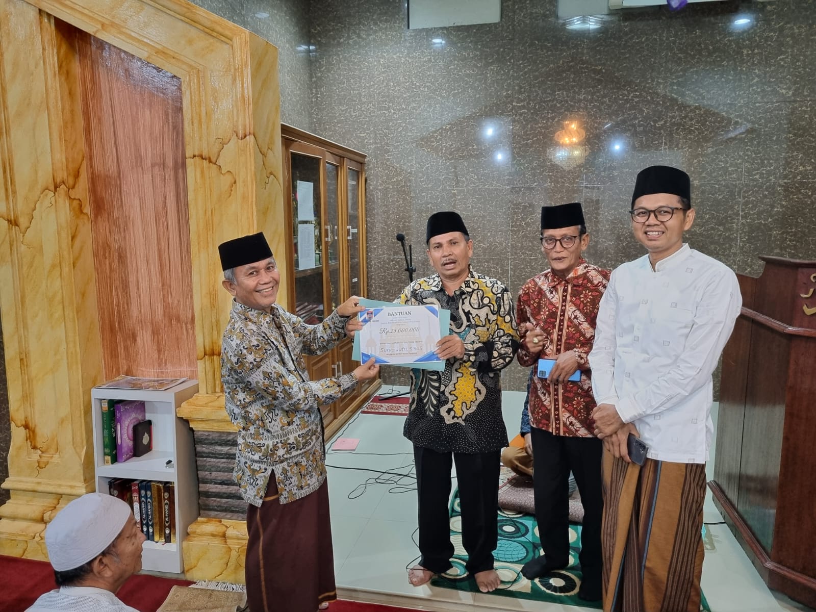 Anggota DPRD Kota Padang, Surya Jufri menyerahkan bantuan kepada Masjid Darul Jadid, Perumahan Pondok Ranah Minang, Kelurahan Koto Lalang, Minggu malam (22/2/2026).