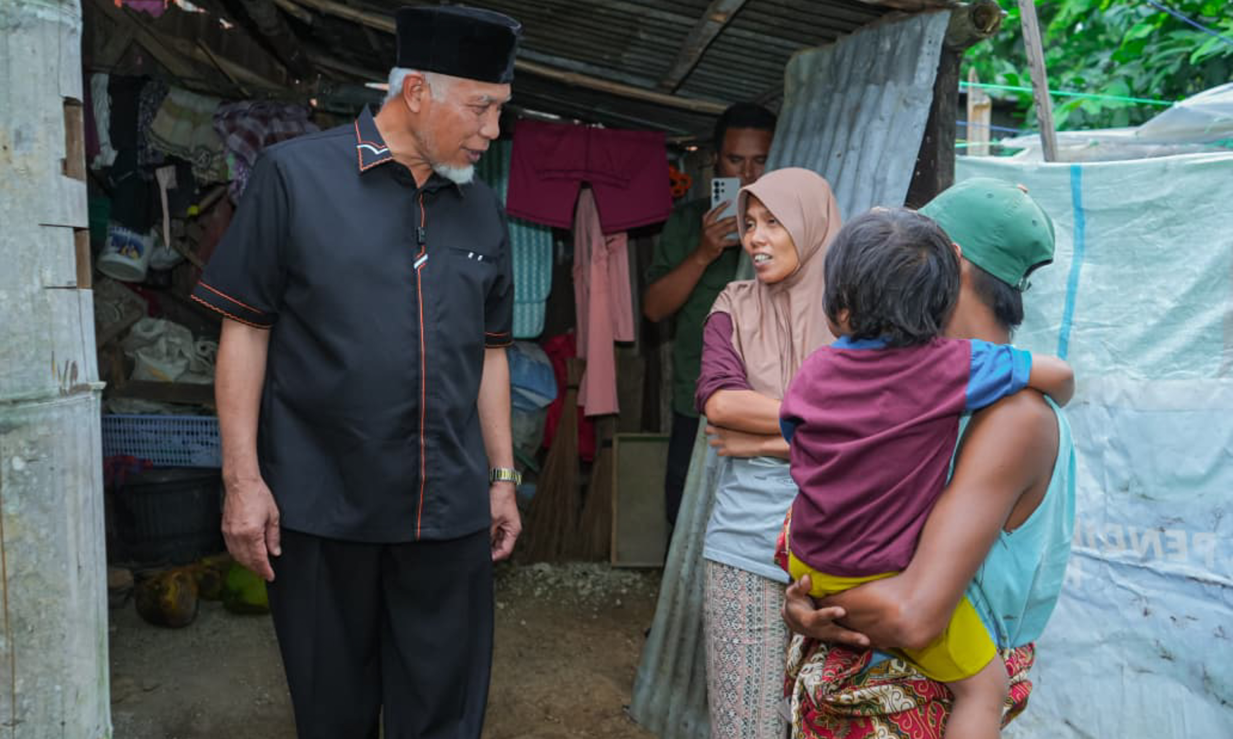 Gubernur Sumbar Mahyeldi kunjungi keluarga Darnis di Perumahan Bawah, Jorong Parumbuhan, Nagari Paninggahan, Kecamatan Junjung Sirih, Minggu (22/2/2026).