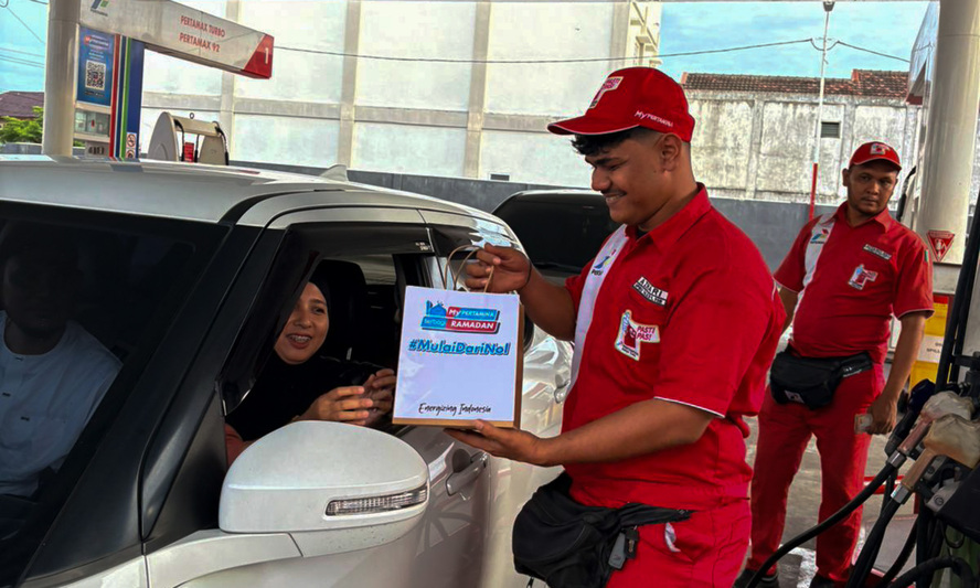 Pertamina Patra Niaga Sumbagut terapkan 10 Basic Service SPBU selama Ramadhan dan bagikan takjil gratis di lima provinsi operasional.