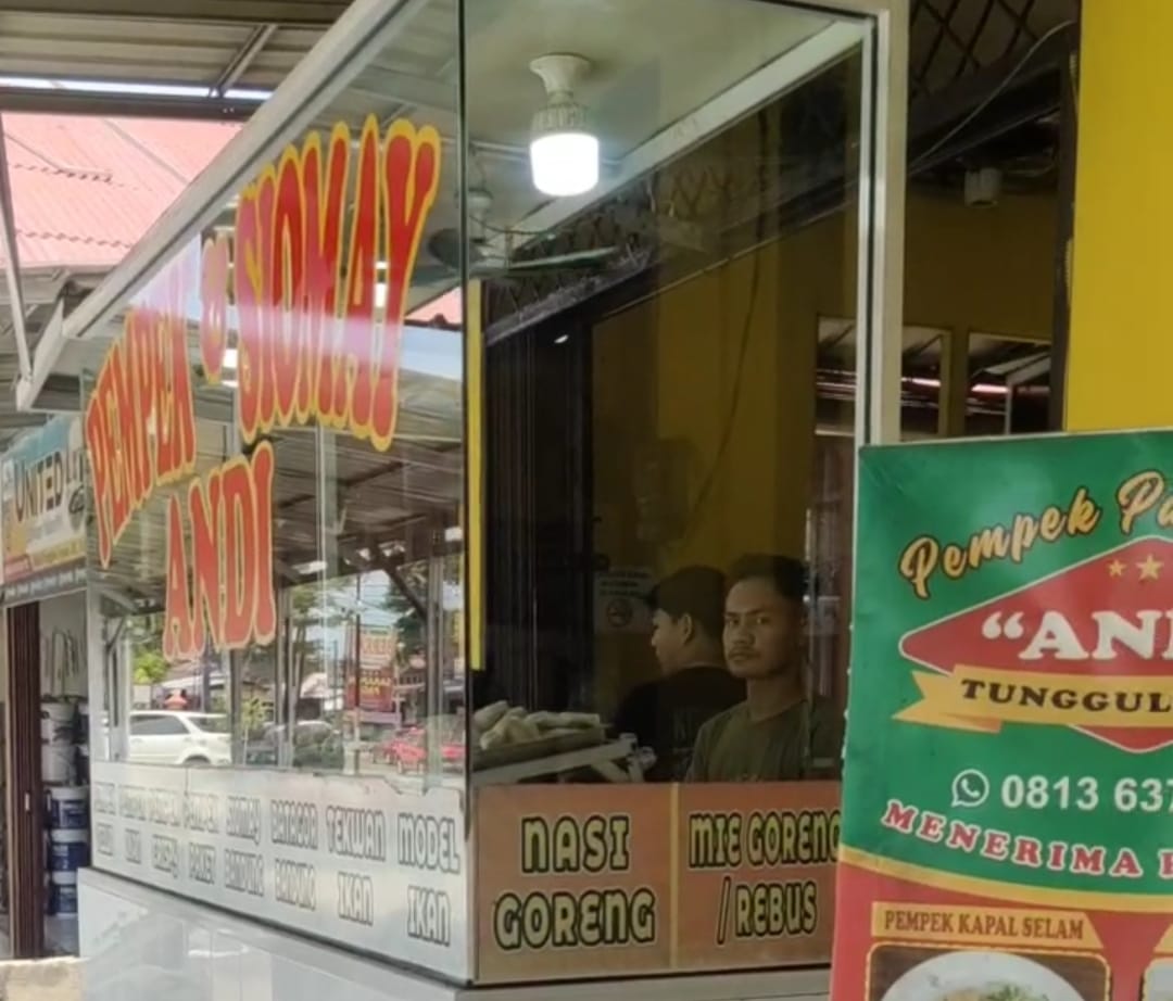 Pempek Andi Tunggulhitam Padang sediakan ruang 70 orang dan paket buka puasa mulai Rp20 ribu selama Ramadhan 1447 H.