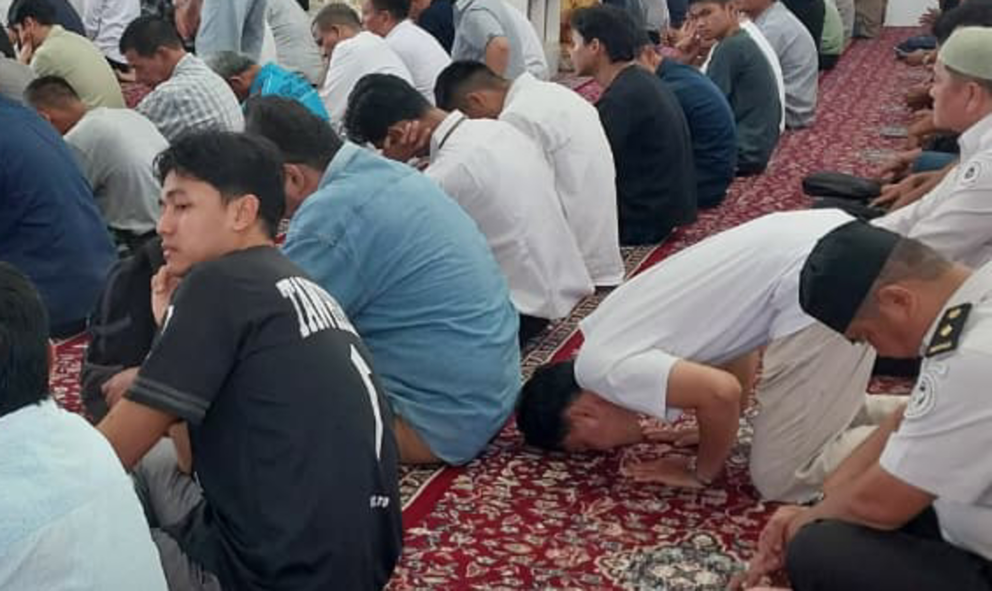 Masjid Al-Hakim Padang dipadati jamaah saat zuhur Ramadhan, tawarkan kenyamanan ibadah dan panorama sunset di tepi Pantai Padang. (mengki kurniawan/padeks)