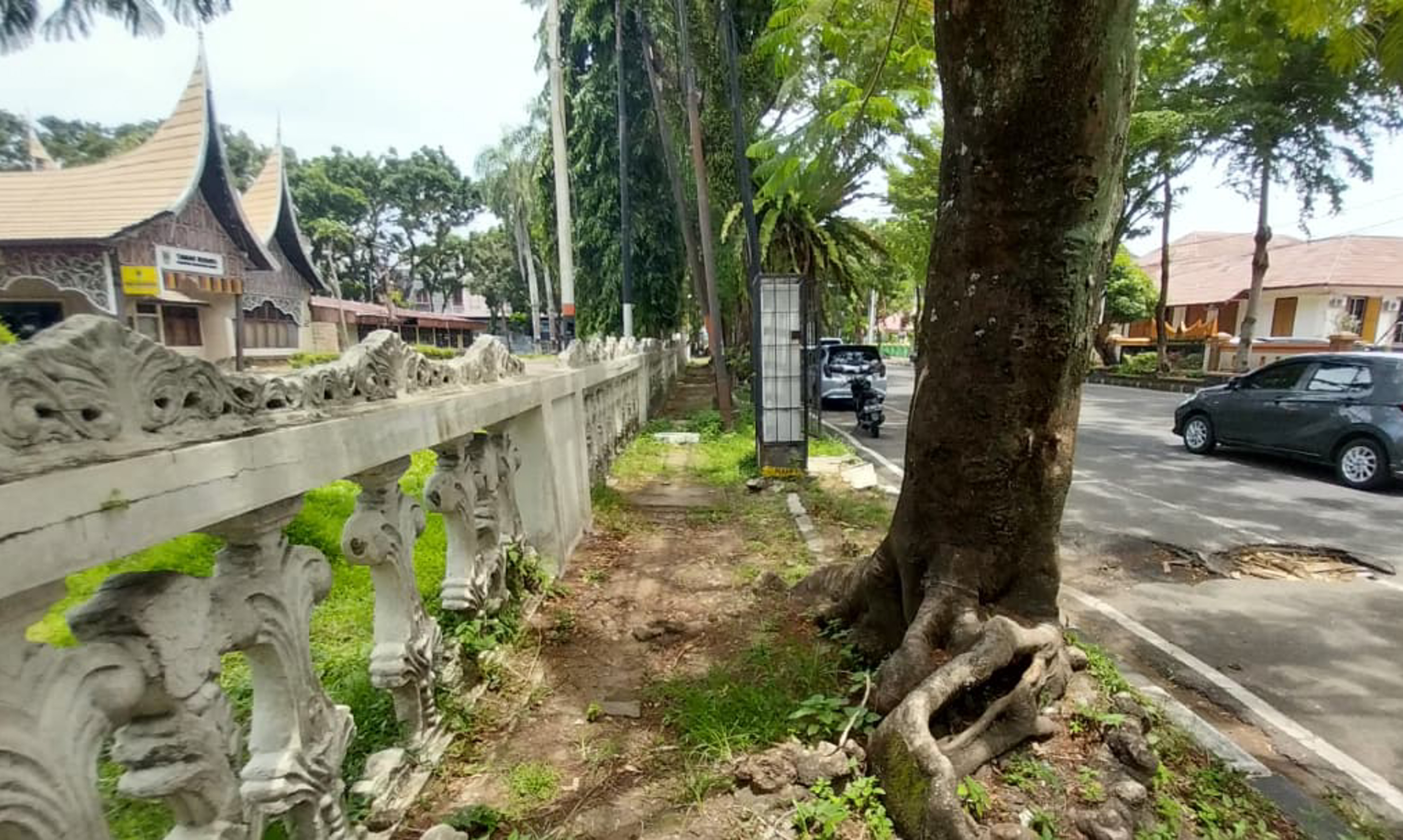 Trotoar Jalan Diponegoro Padang rusak parah di depan Taman Budaya Sumbar, warga minta segera diperbaiki demi keselamatan dan citra wisata. (Mengki kurniawan/padeks)