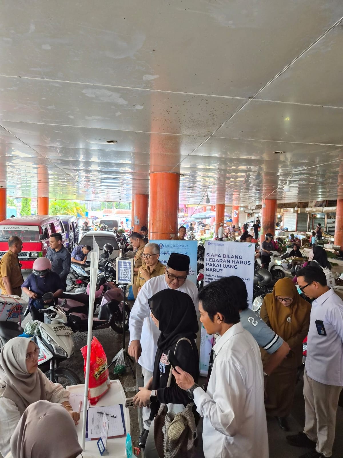 BERAS MURAH: Kepala Perwakilan BI Sumbar M Abdul Majid Ikram (pakai peci) bersama Kepala Perum Bulog Sumbar R Dharma Wijaya memantau penjualan beras berbonus sembako di Pasar Raya Padang Senin (23/2).