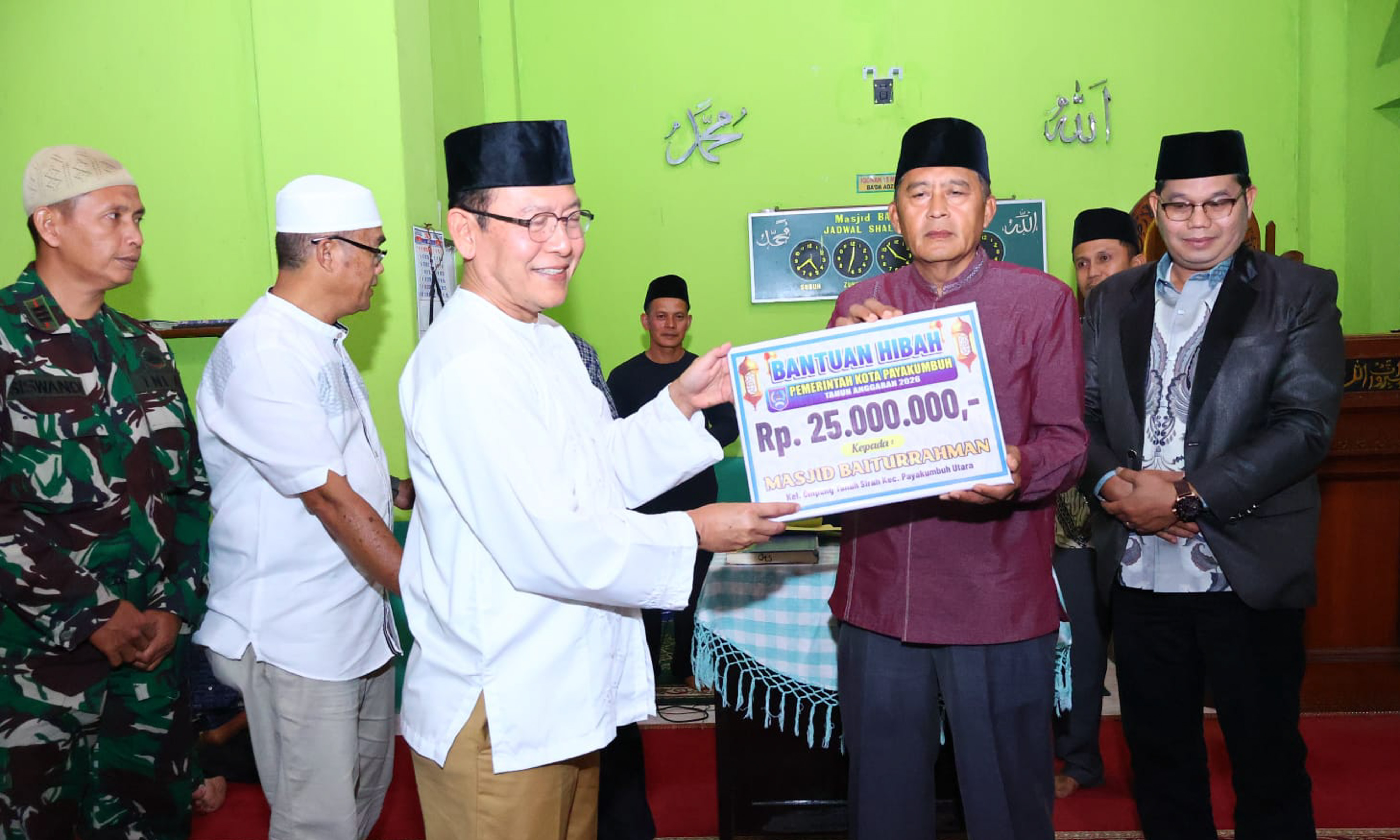 Wali Kota Payakumbuh Zulmaeta serahkan uang tunai untuk pembangunan Masjid Baiturrahman Ompang Tanah Sirah saat Safari Ramadan 2026.