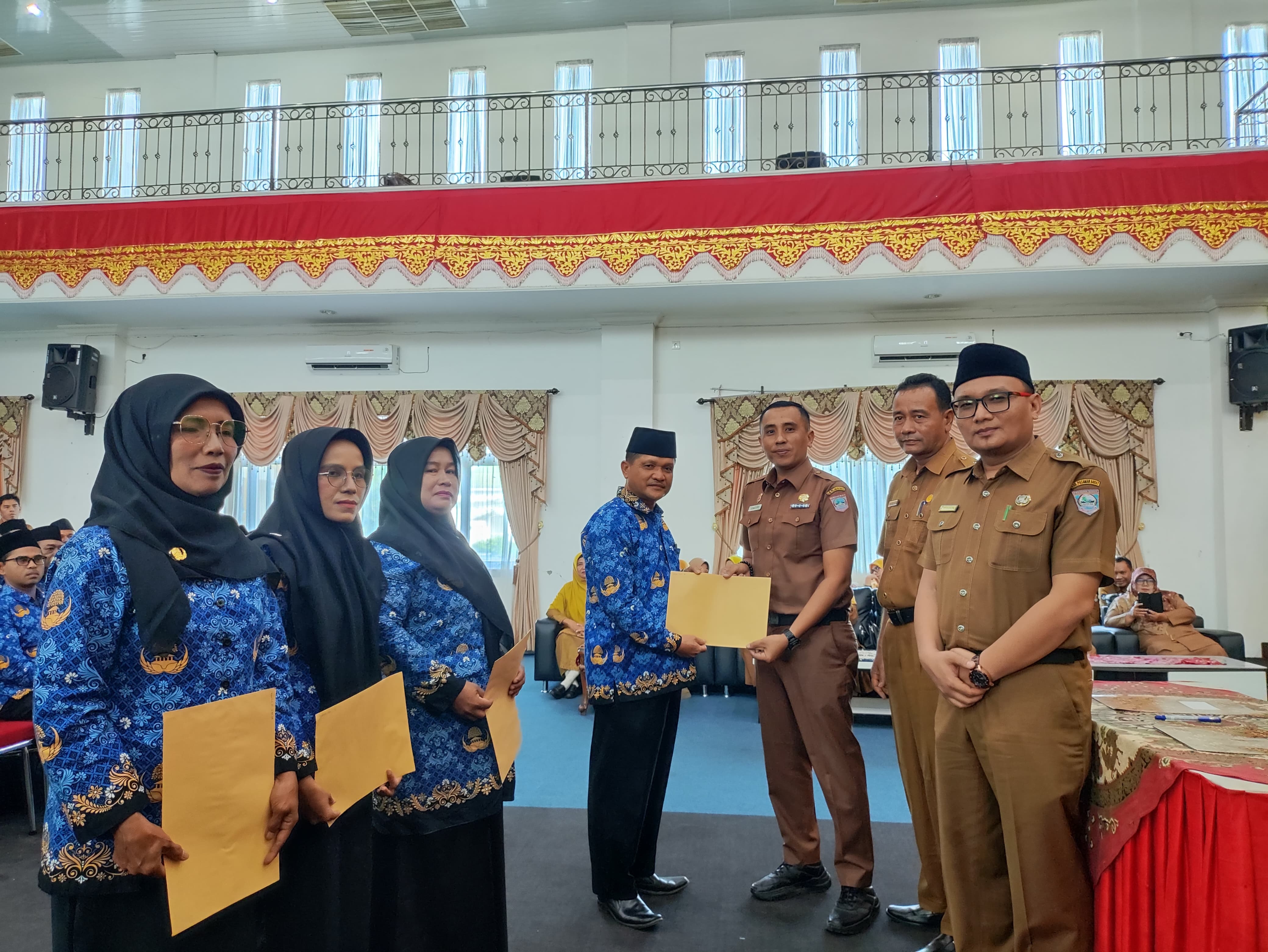 Sekkab Pasbar Doddy San Ismail (kanan) menyaksikan penyerahan SK penempatan dan penugasan kepada kepala SD dan SMP di Aula Kantor Bupati Pasbar, Senin (23/2). 