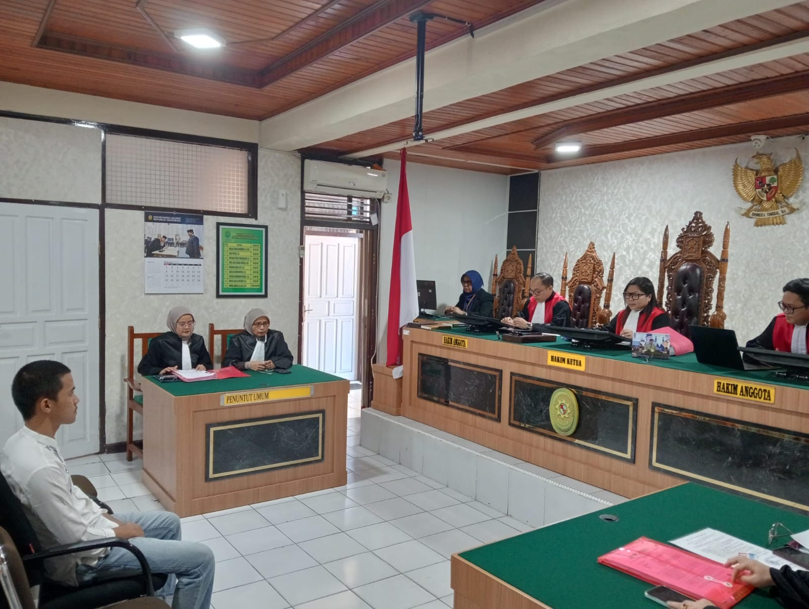 Terdakwa pembakaran Pusat Pertokoan Blok Barat Kota Payakumbuh menjalani sidang dengan agenda pembacaan dakwaan di ruang sidang utama pengadilan setempat, Senin (23/2).